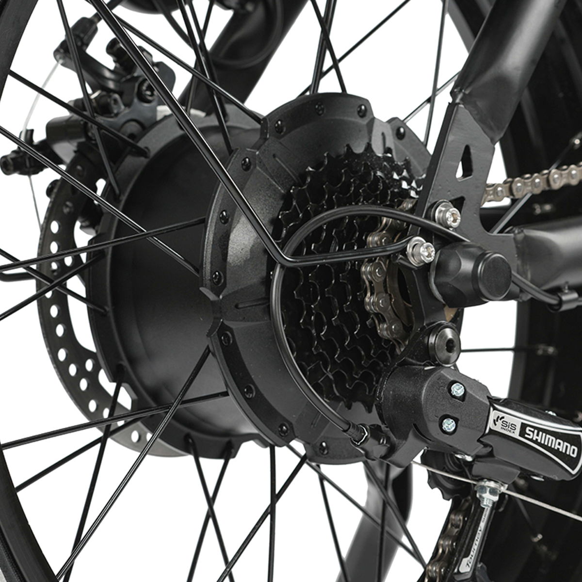 Zbliżenie czarnego silnika piasty roweru elektrycznego z kasetą i przerzutką Shimano.