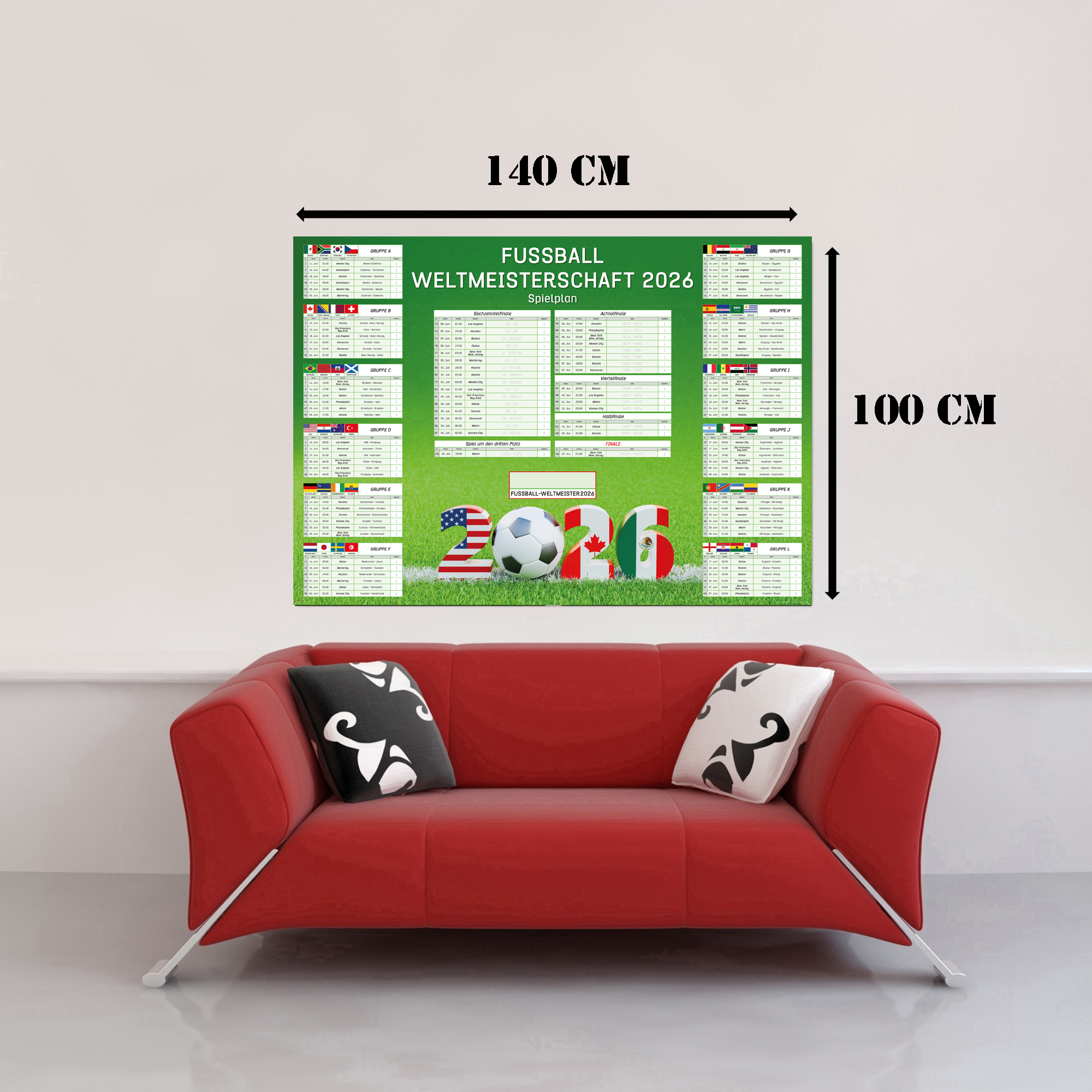 Poster mit Spielplan der Fußball-WM 2026, Maße 140x100 cm, über rotem Sofa.