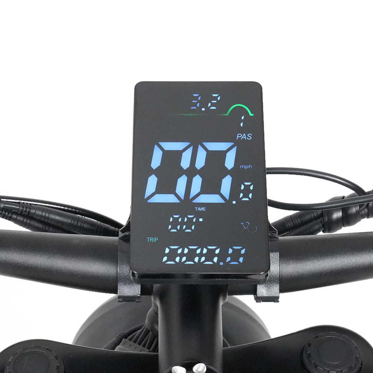 Cyfrowy wyświetlacz na kierownicy roweru elektrycznego pokazuje prędkość, czas i dane.