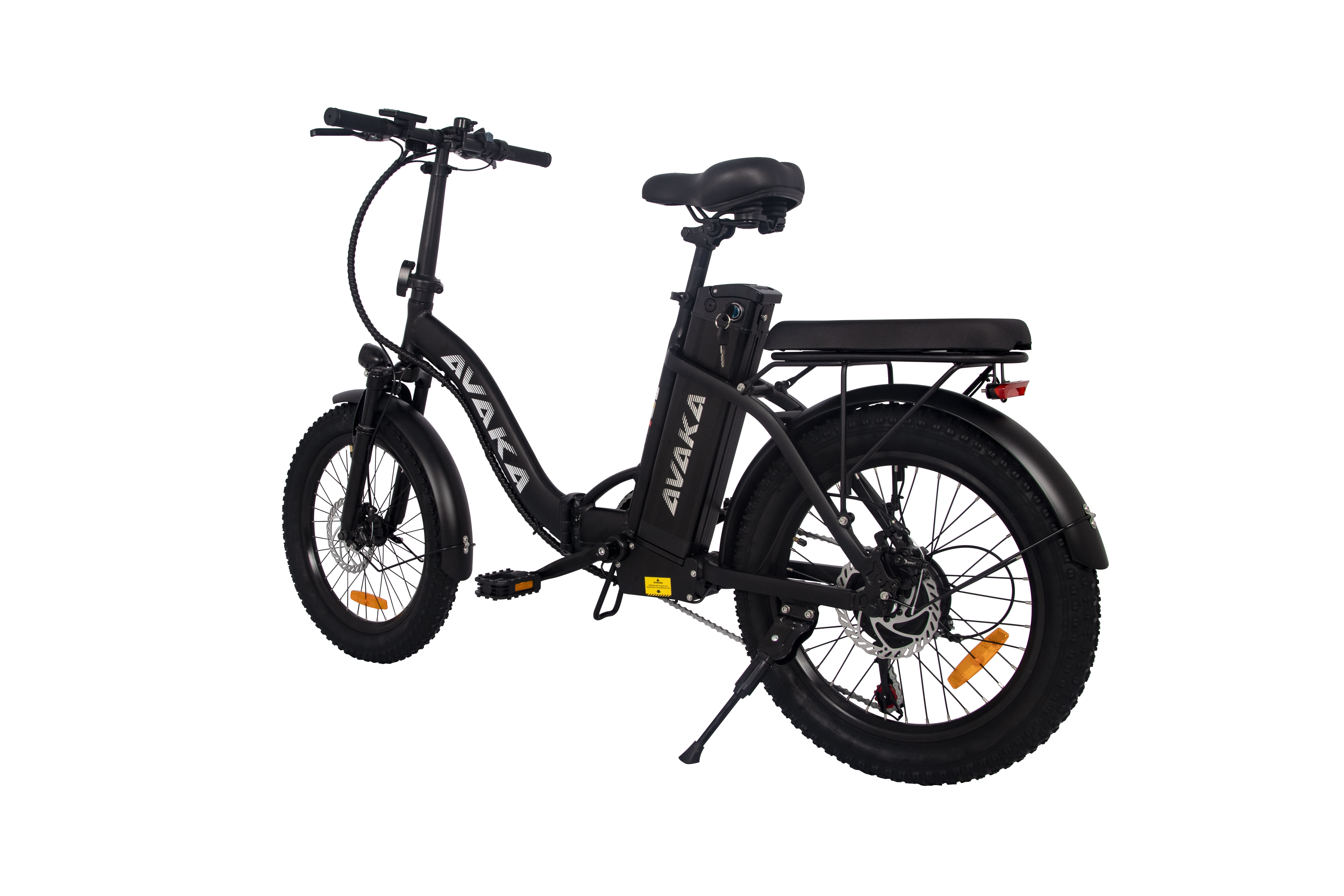 Czarny rower elektryczny typu fatbike z srebrną kierownicą i siodełkiem.