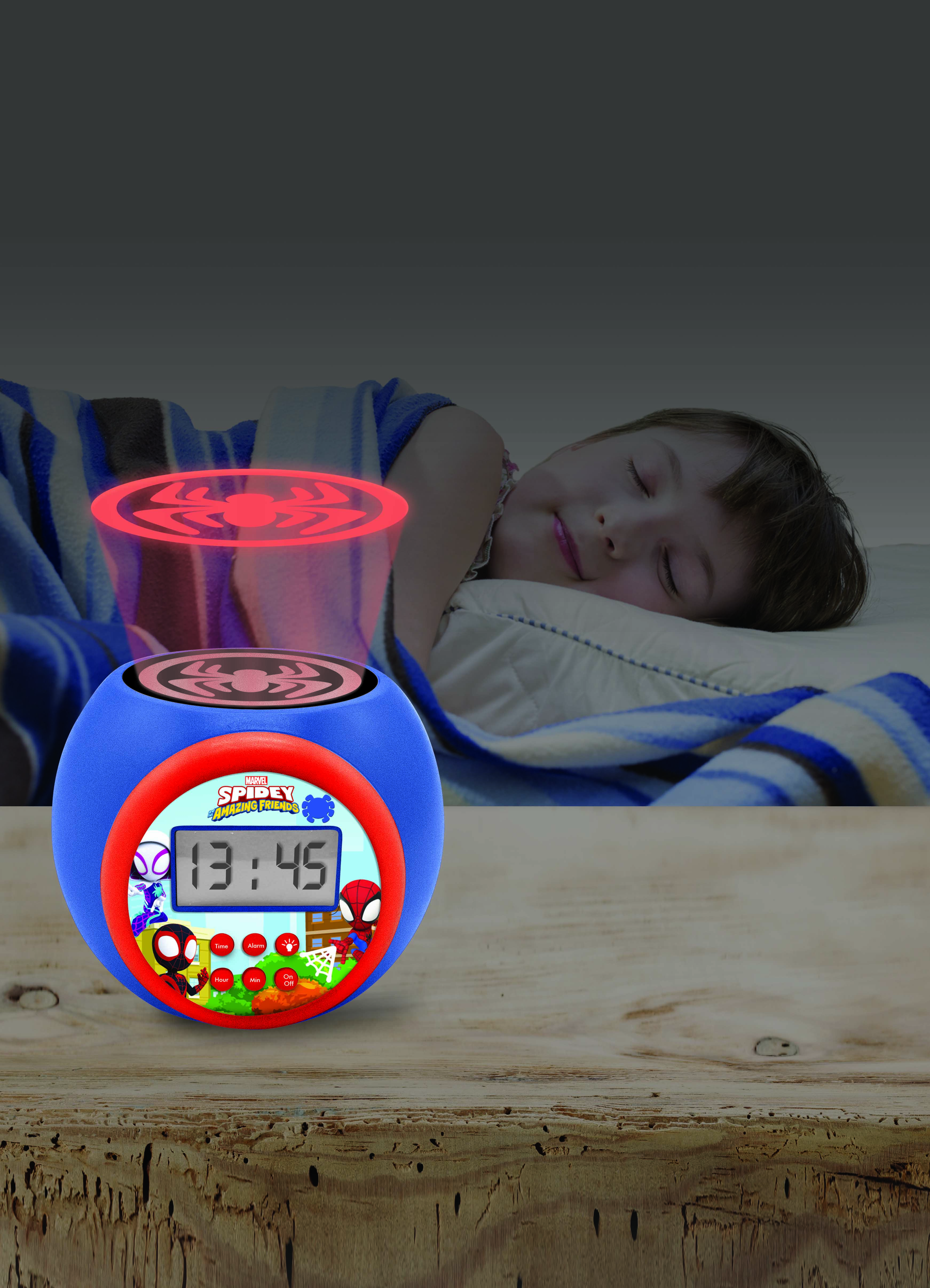 Ein Spiderman-Nachttischwecker mit projiziertem Spinnenlogo über einem schlafenden Kind.