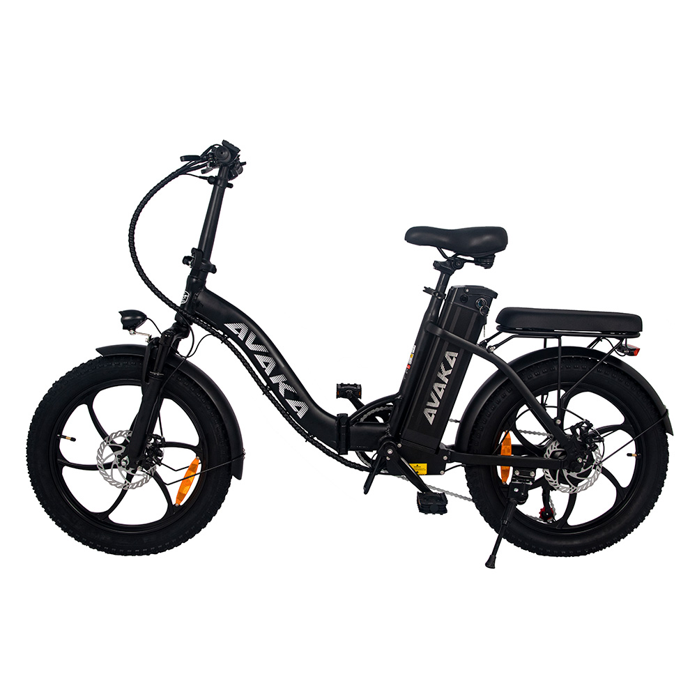 Ein schwarzes E-Bike mit dicken Reifen und weißem AVAKA-Logo steht auf weißem Grund.