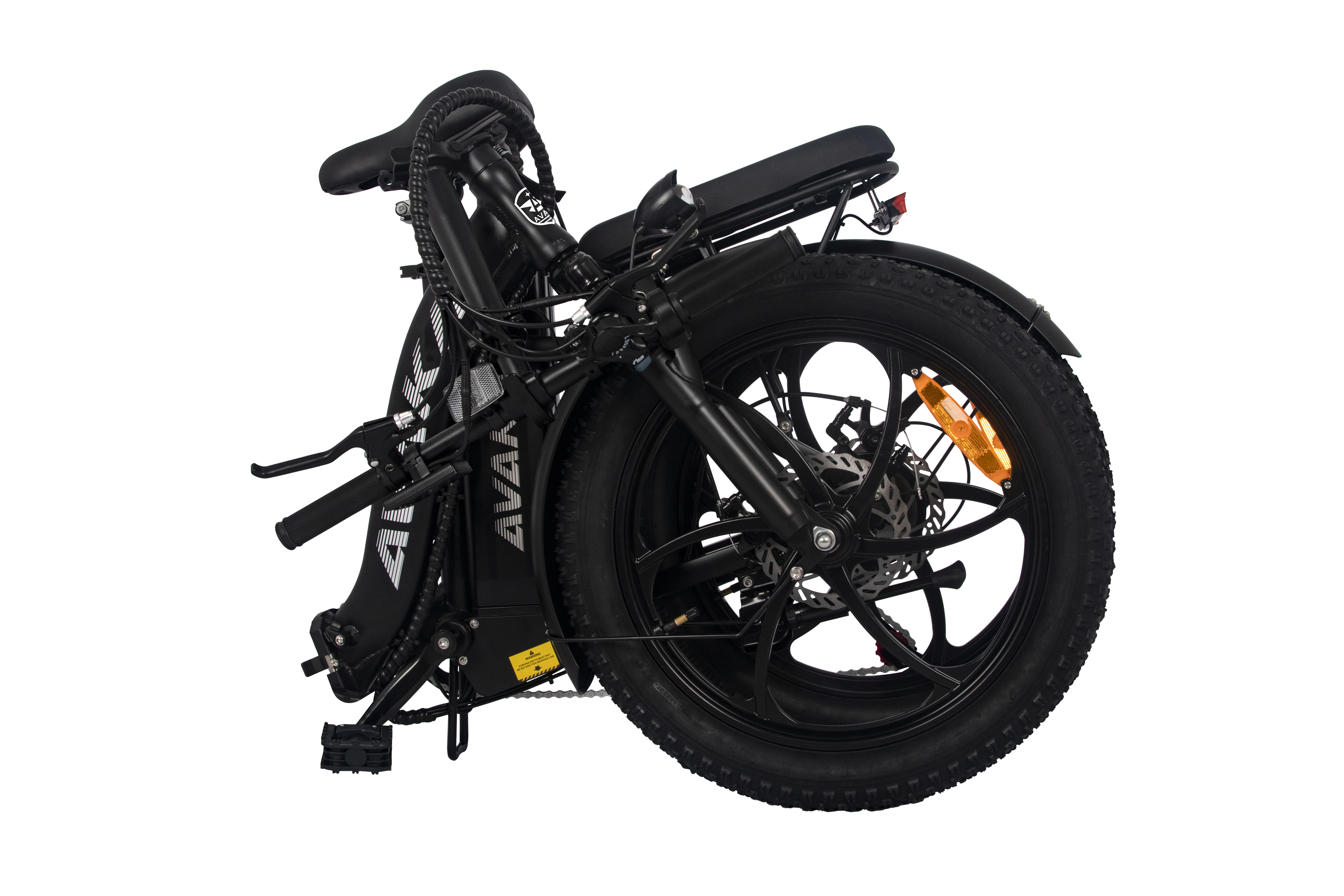 Ein schwarzes, zusammenklappbares Elektrofahrrad mit breiten Reifen und Felgenbremsen.