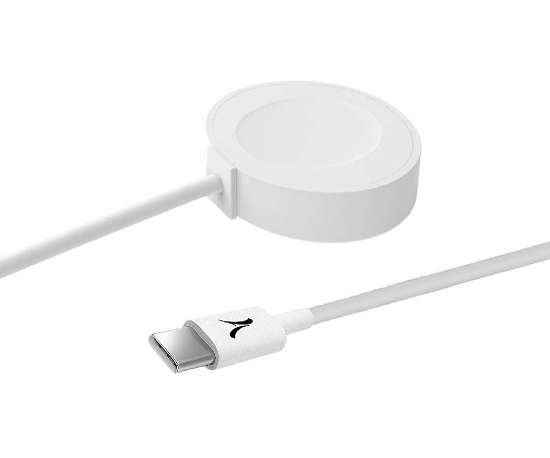 Un cavo di ricarica bianco con connettore USB-C e un adattatore di ricarica rotondo.
