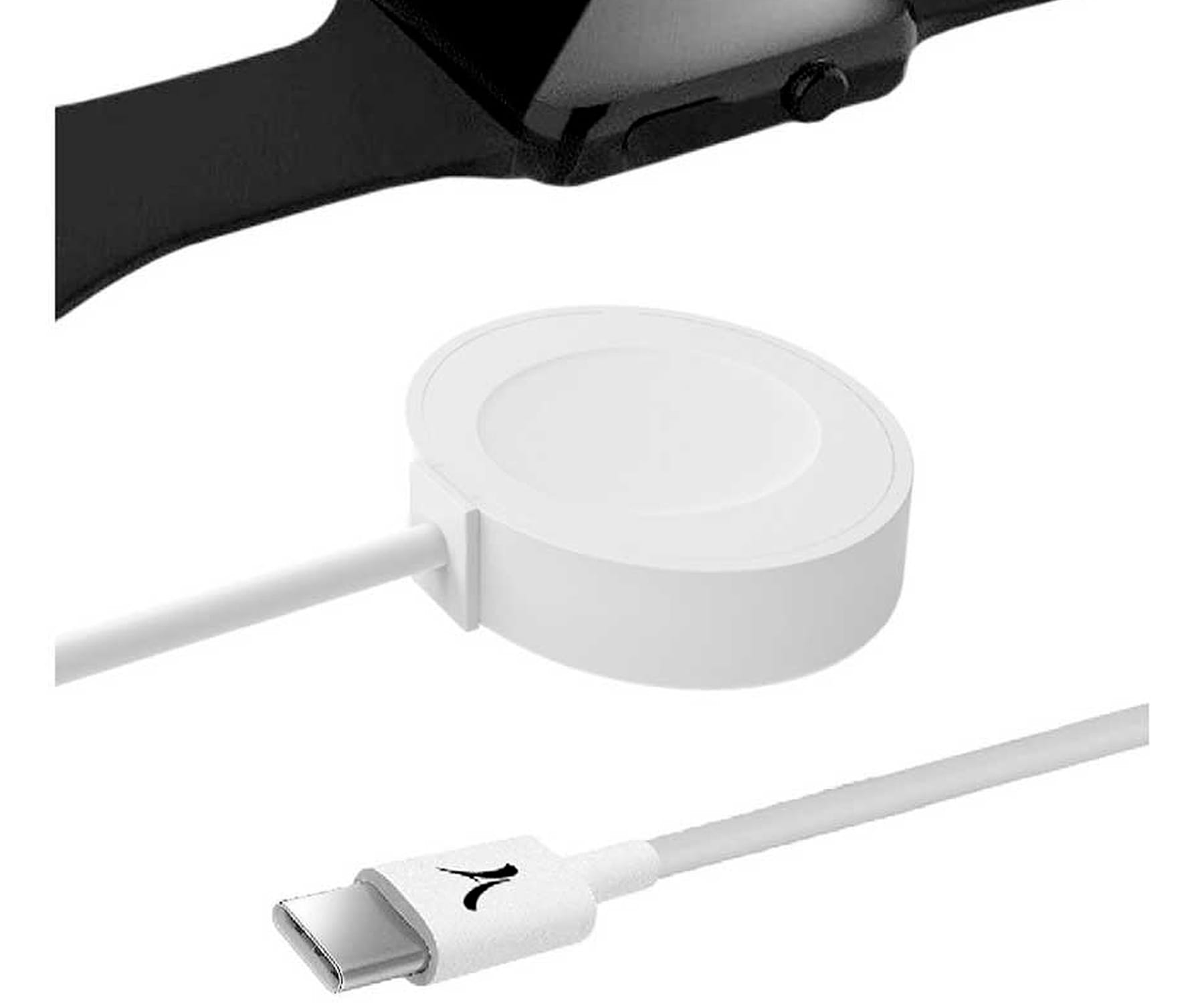 Smartwatch nero con cavo di ricarica e adattatore di ricarica bianco su sfondo bianco.