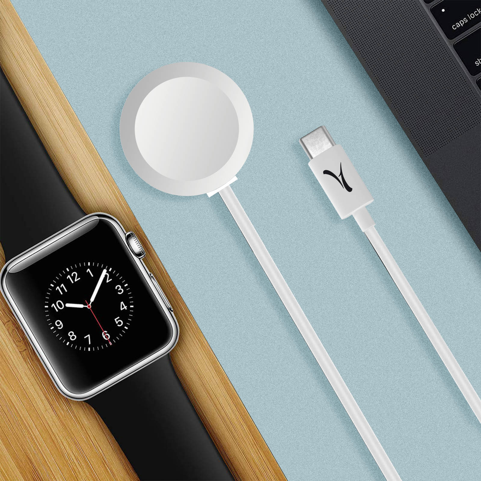 Un Apple Watch bianco con cavo di ricarica e cavo USB-C accanto.