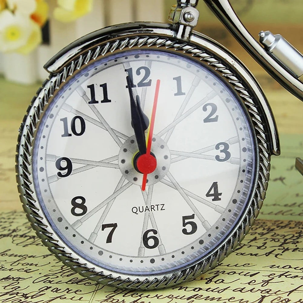Eine silberne Uhr mit einem weißen Zifferblatt, das wie ein Fahrradrad aussieht.