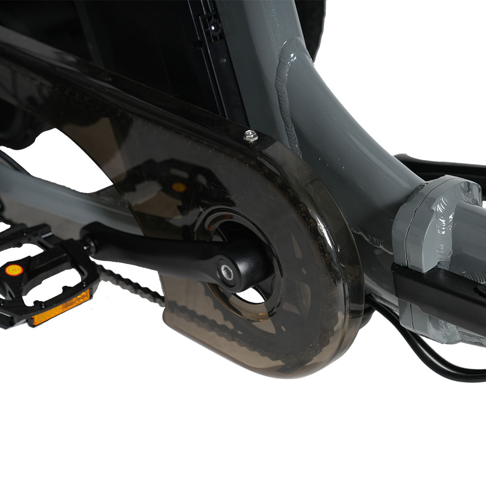 Nahaufnahme einer Fahrradkette, Kurbelgarnitur, Pedalen und Rahmen mit Schutzblech.