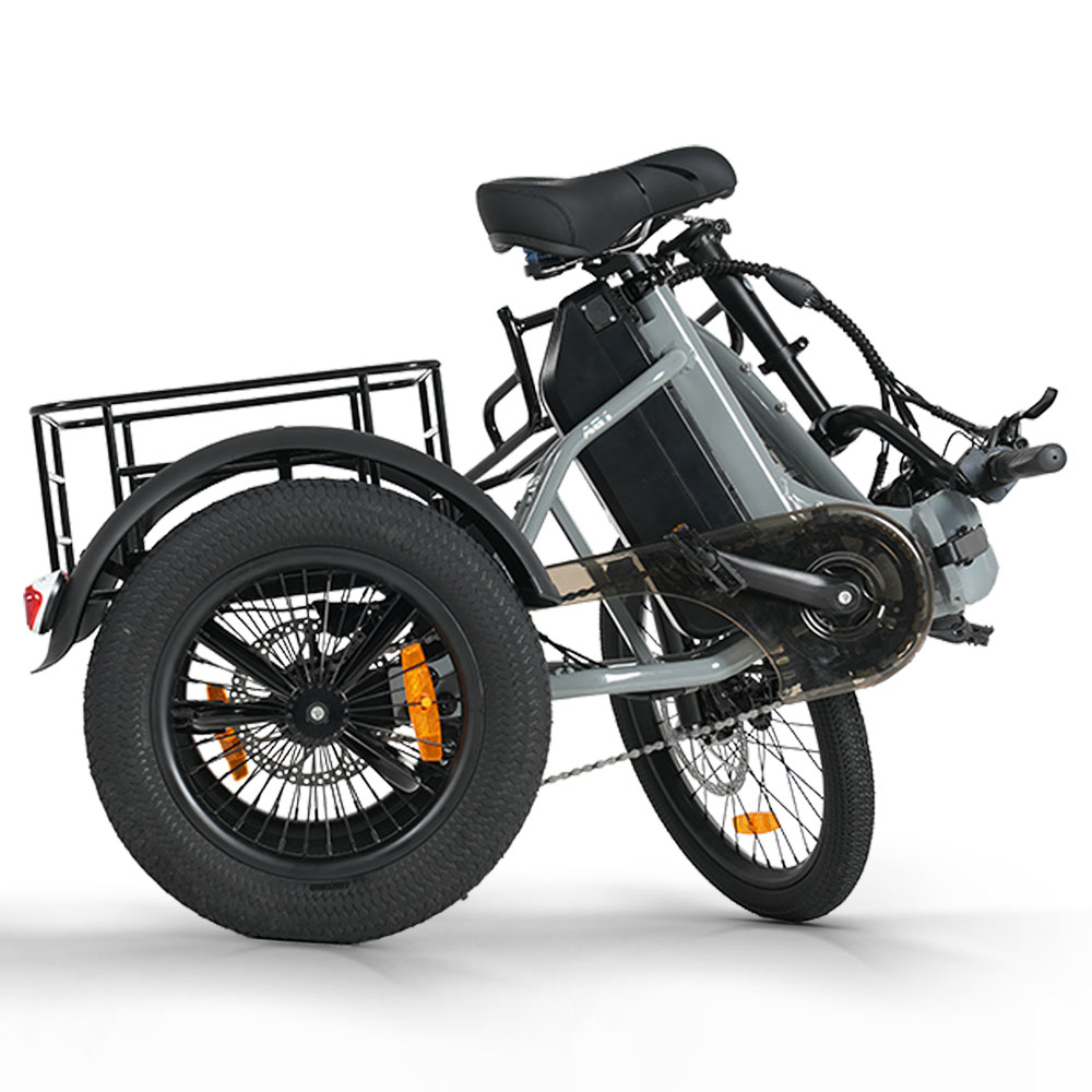 Graues Dreirad-Elektrofahrrad mit breiten Reifen, Gepäckträger und Kette.