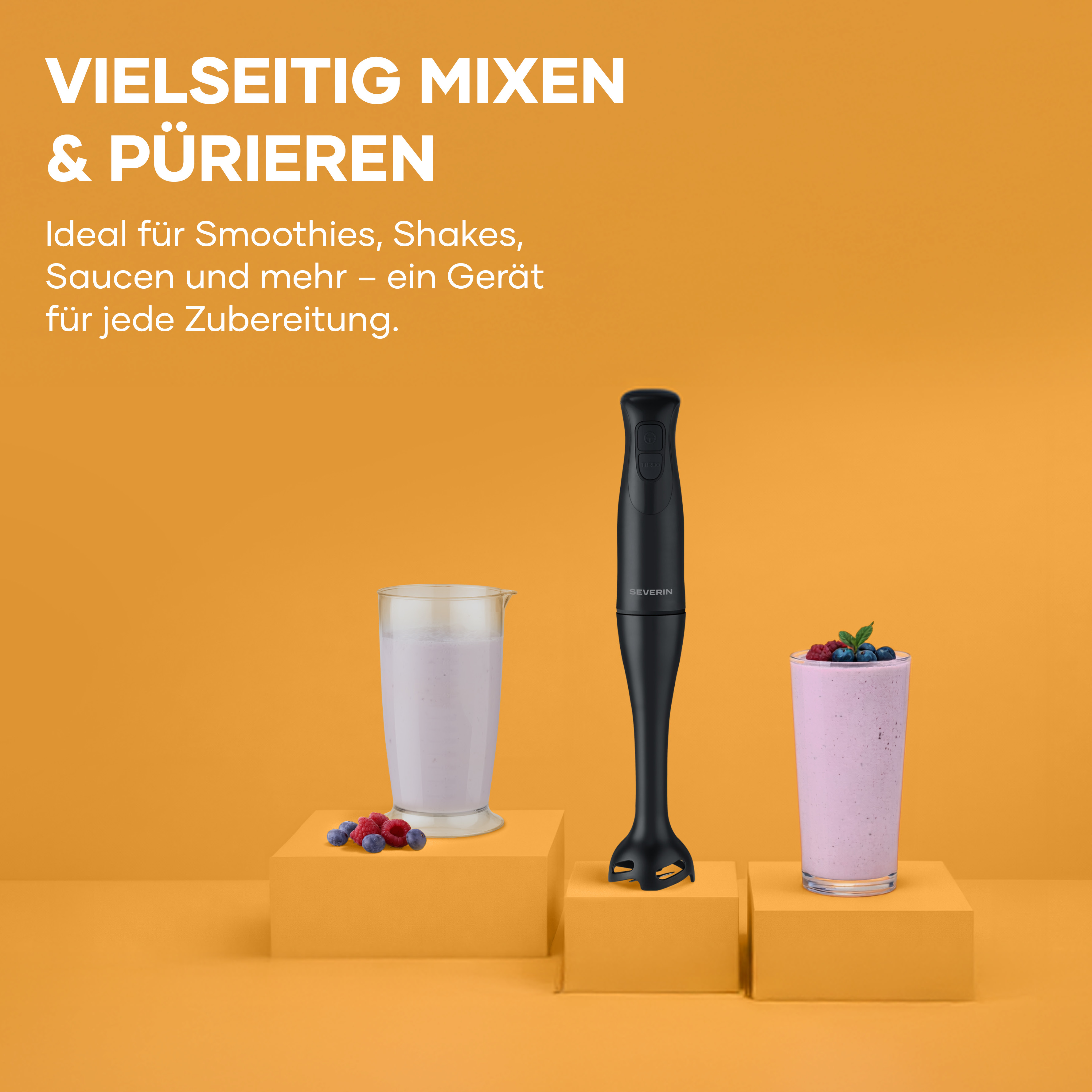 Ein schwarzer Stabmixer steht zwischen zwei Gläsern mit Smoothies auf orangefarbenen Podesten.