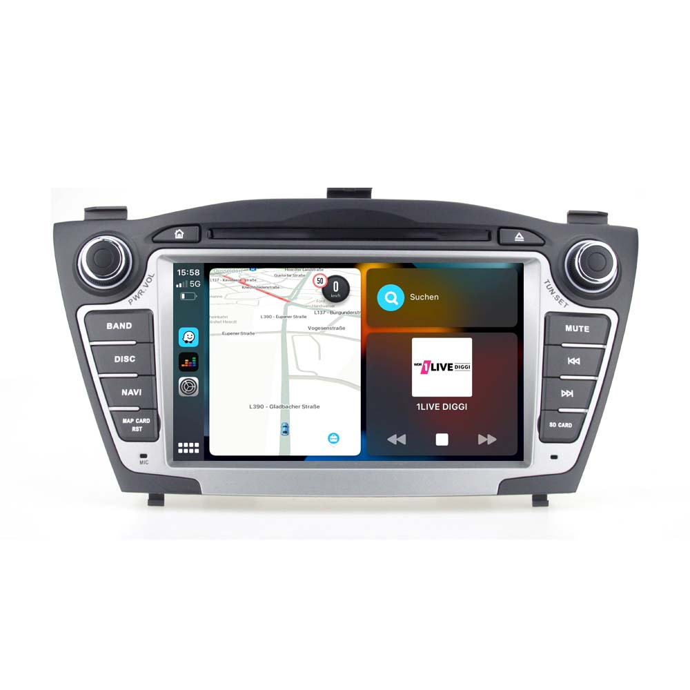 Ein Autoradio-Display zeigt eine Navigationskarte und Musik-Apps mit Steuerelementen.