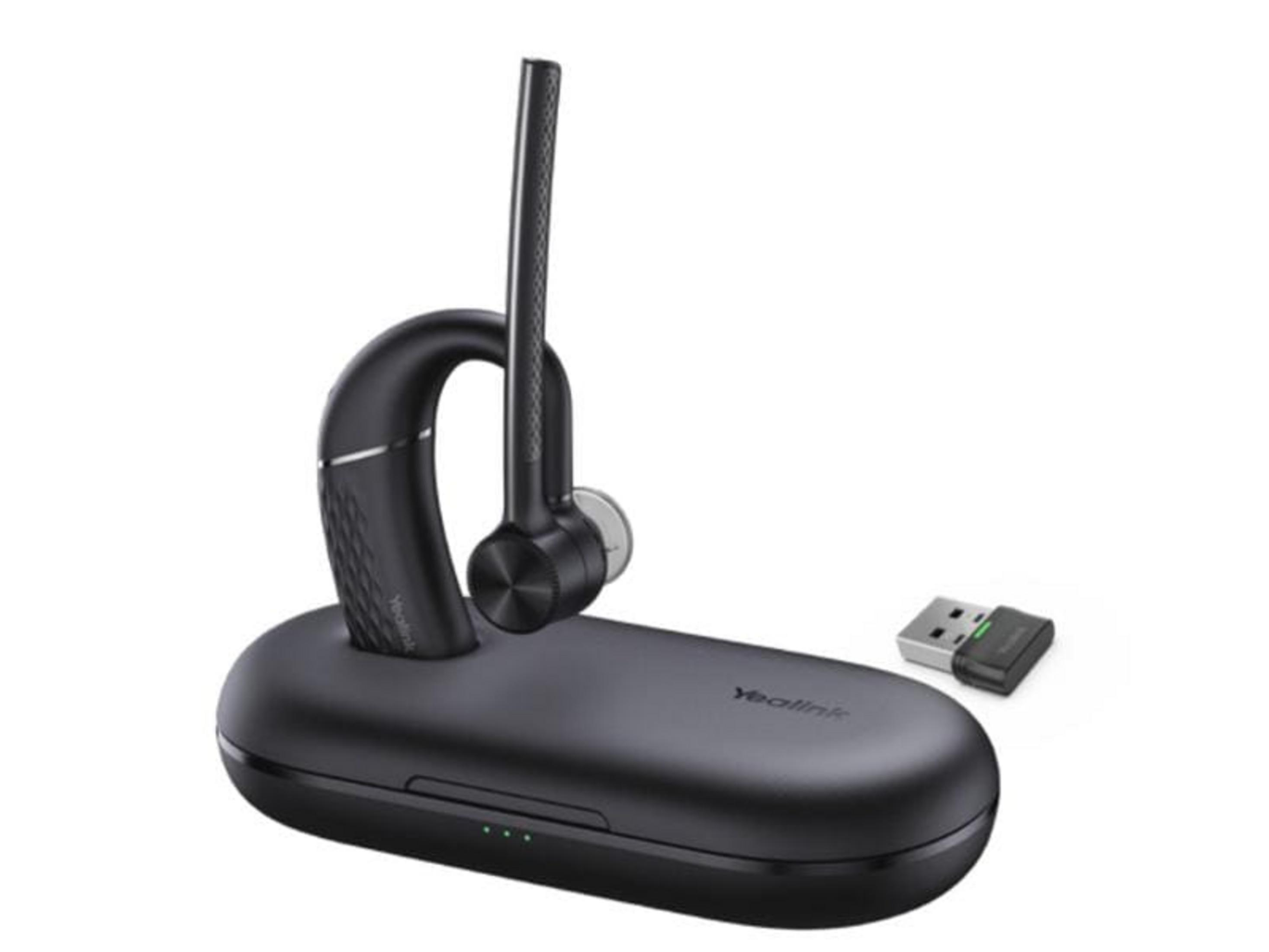 Un auricolare nero con custodia di ricarica e dongle USB.