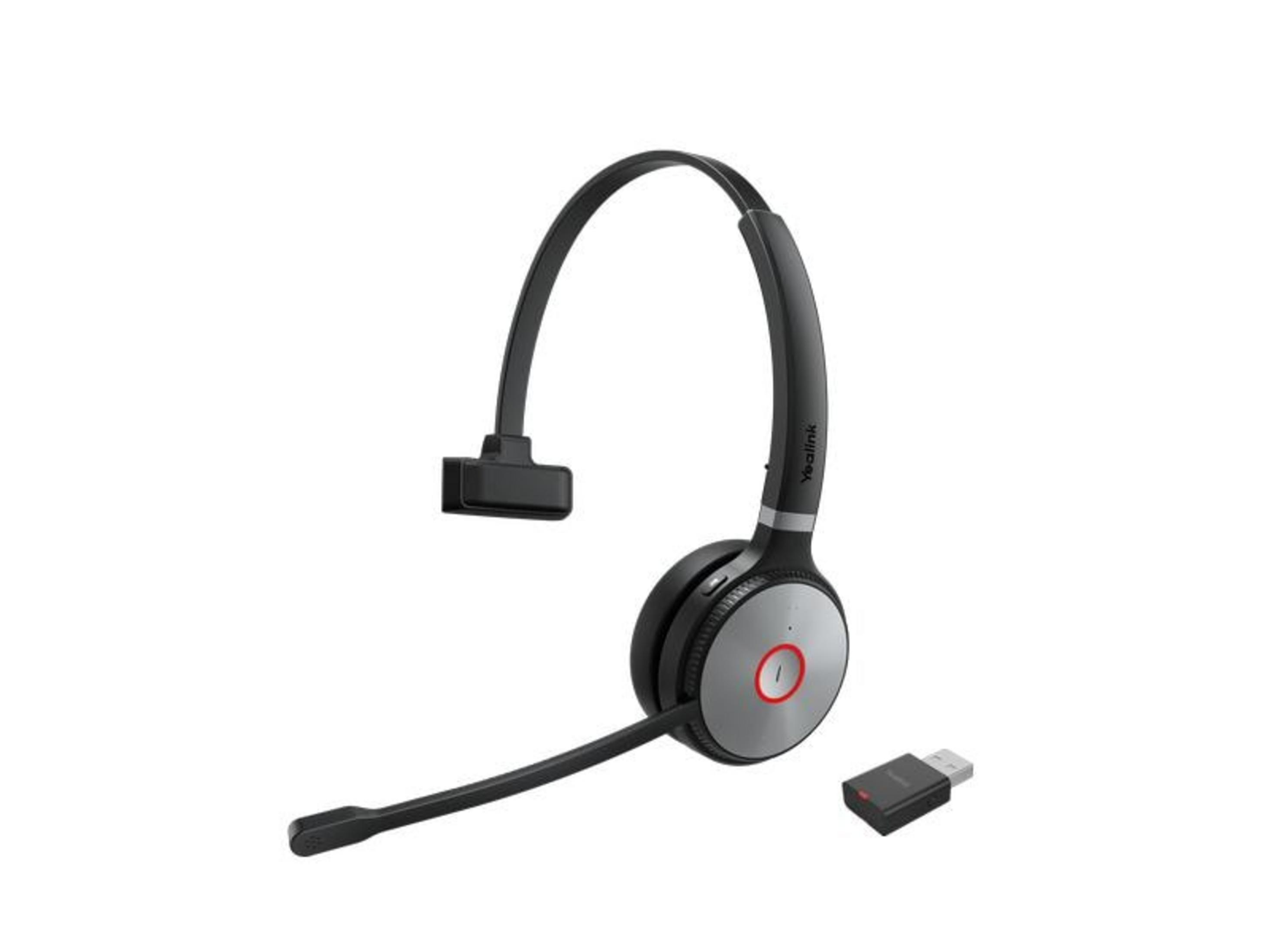 Ein schwarzes Headset mit Mikrofon und ein USB-Dongle auf weißem Hintergrund.