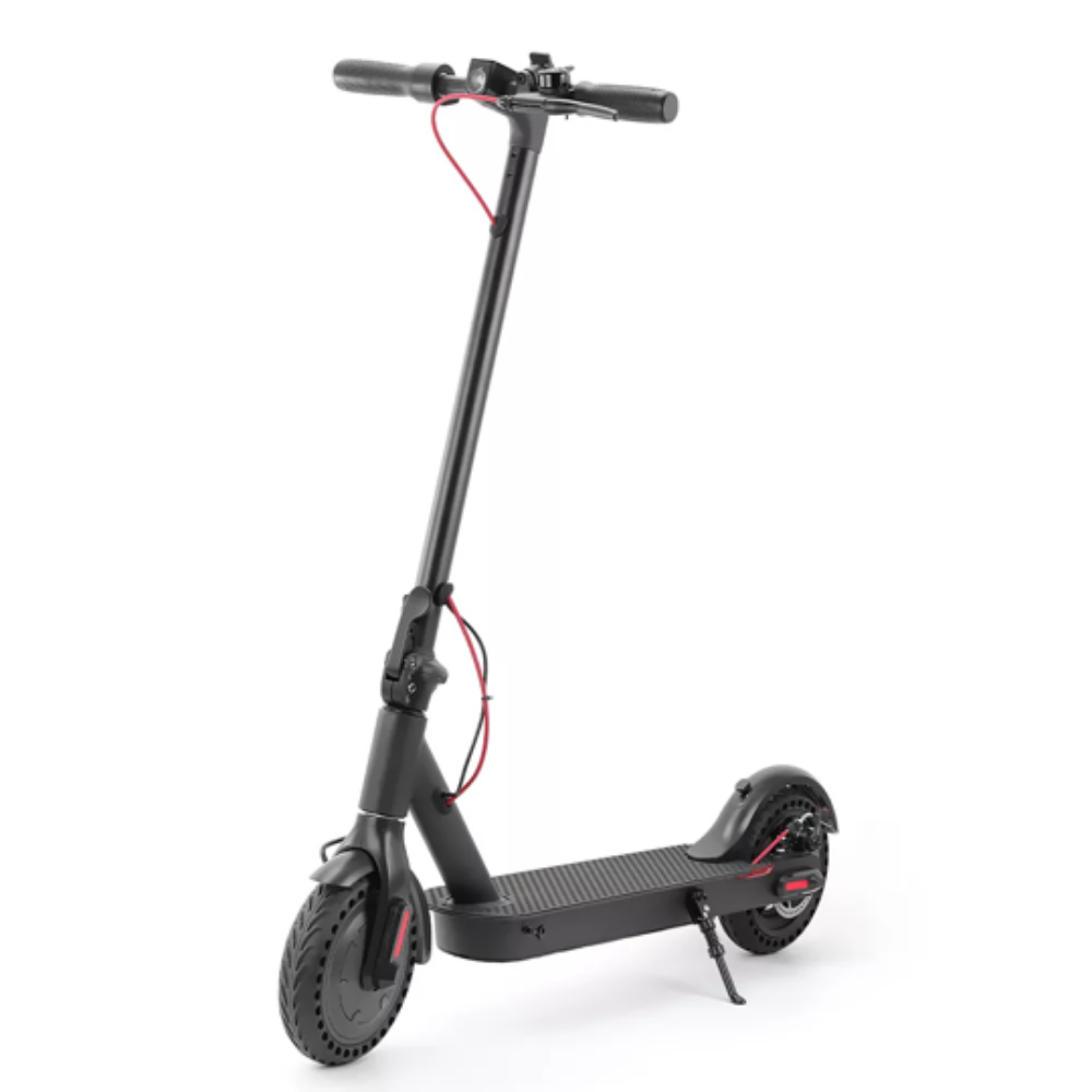 Een zwarte elektrische step met rode accenten, op een witte achtergrond.