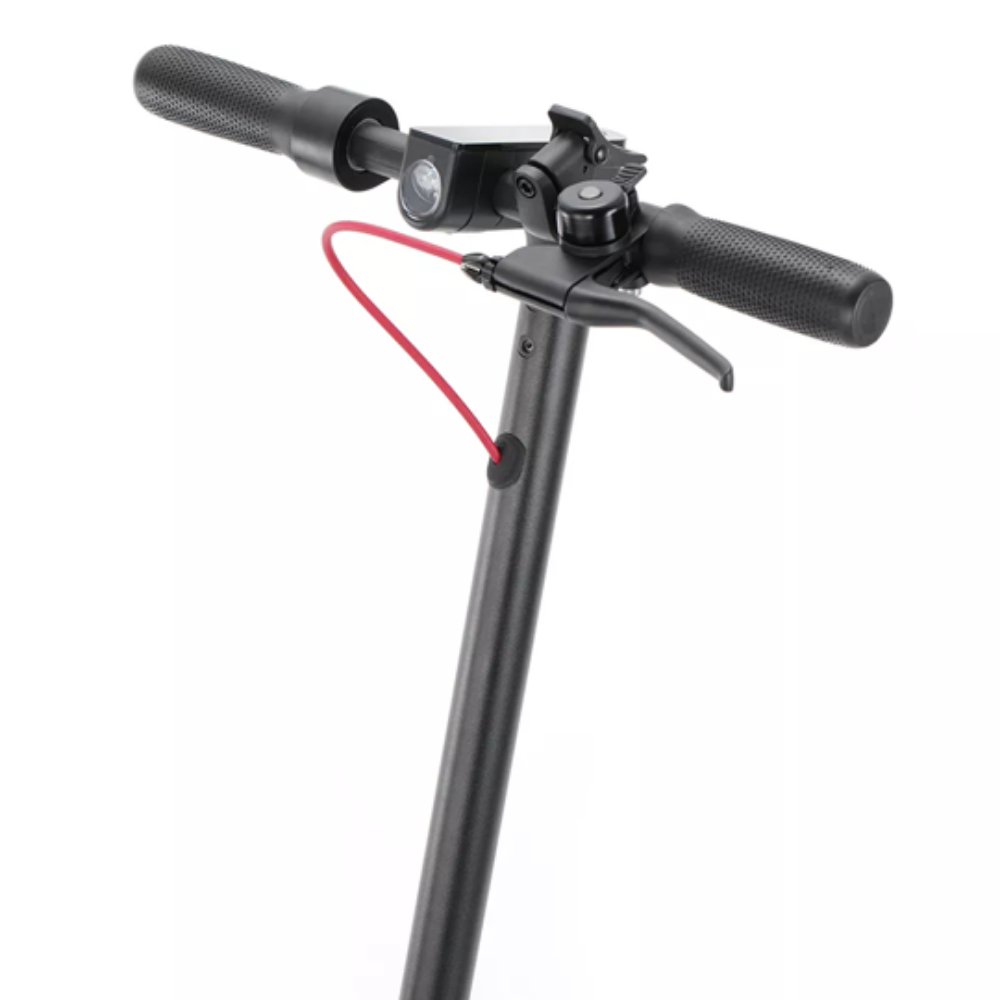Close-up van het stuur van een scooter met handvatten, remmen en kabels.