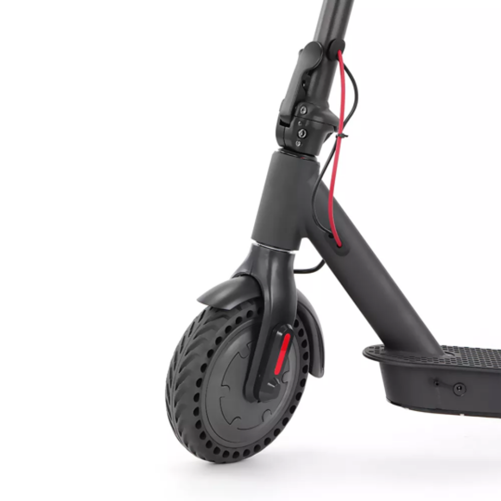 Vooraanzicht van een zwarte elektrische step met rode accenten op witte achtergrond.