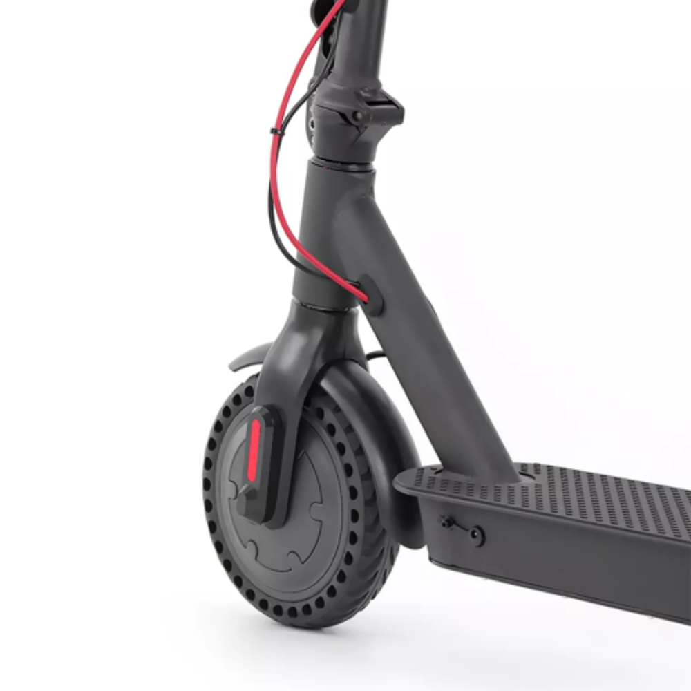 Close-up van een zwarte elektrische step, met rode accenten op het wiel en rode kabels.