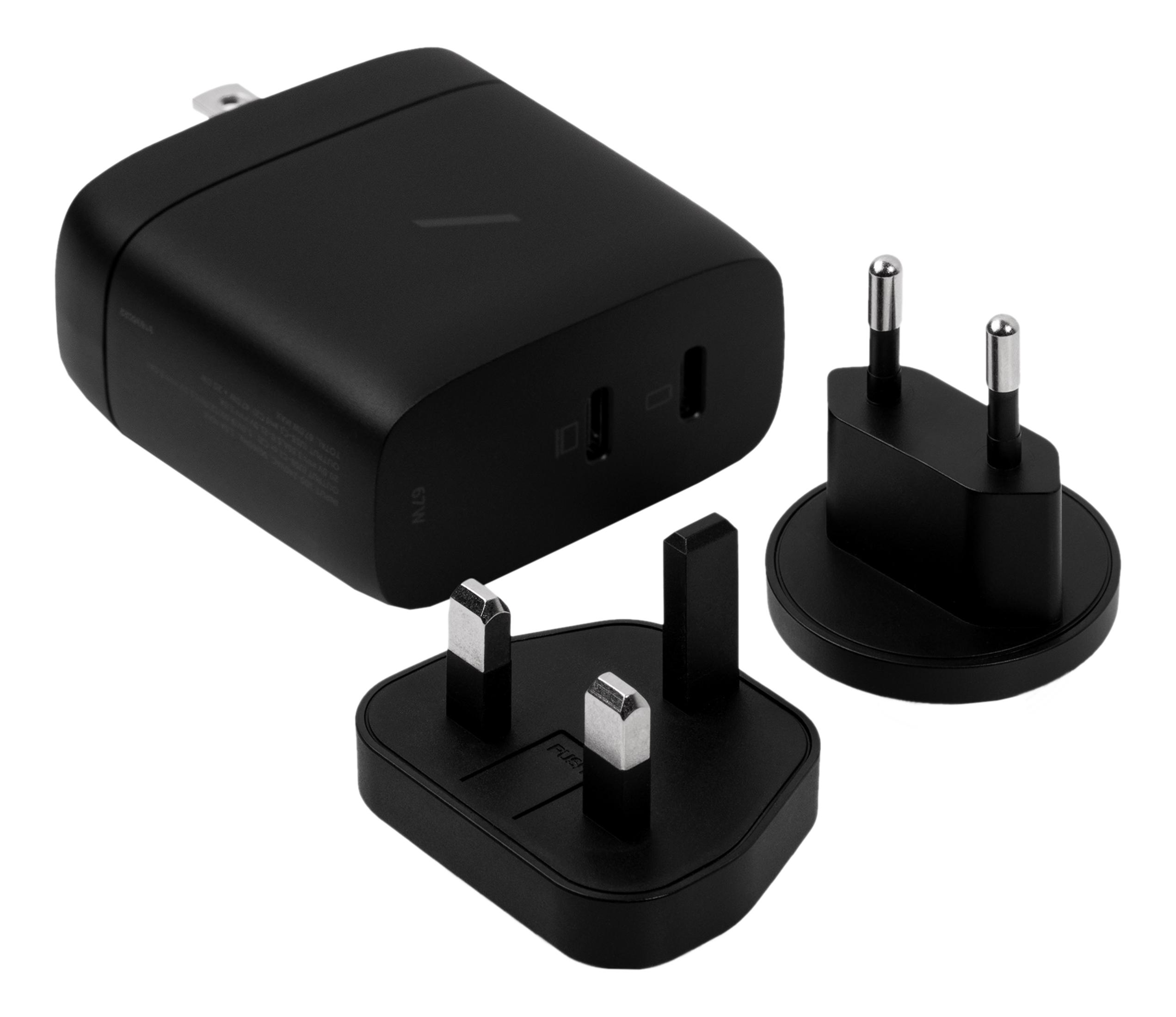 Caricatore nero con due porte USB-C e tre adattatori intercambiabili.