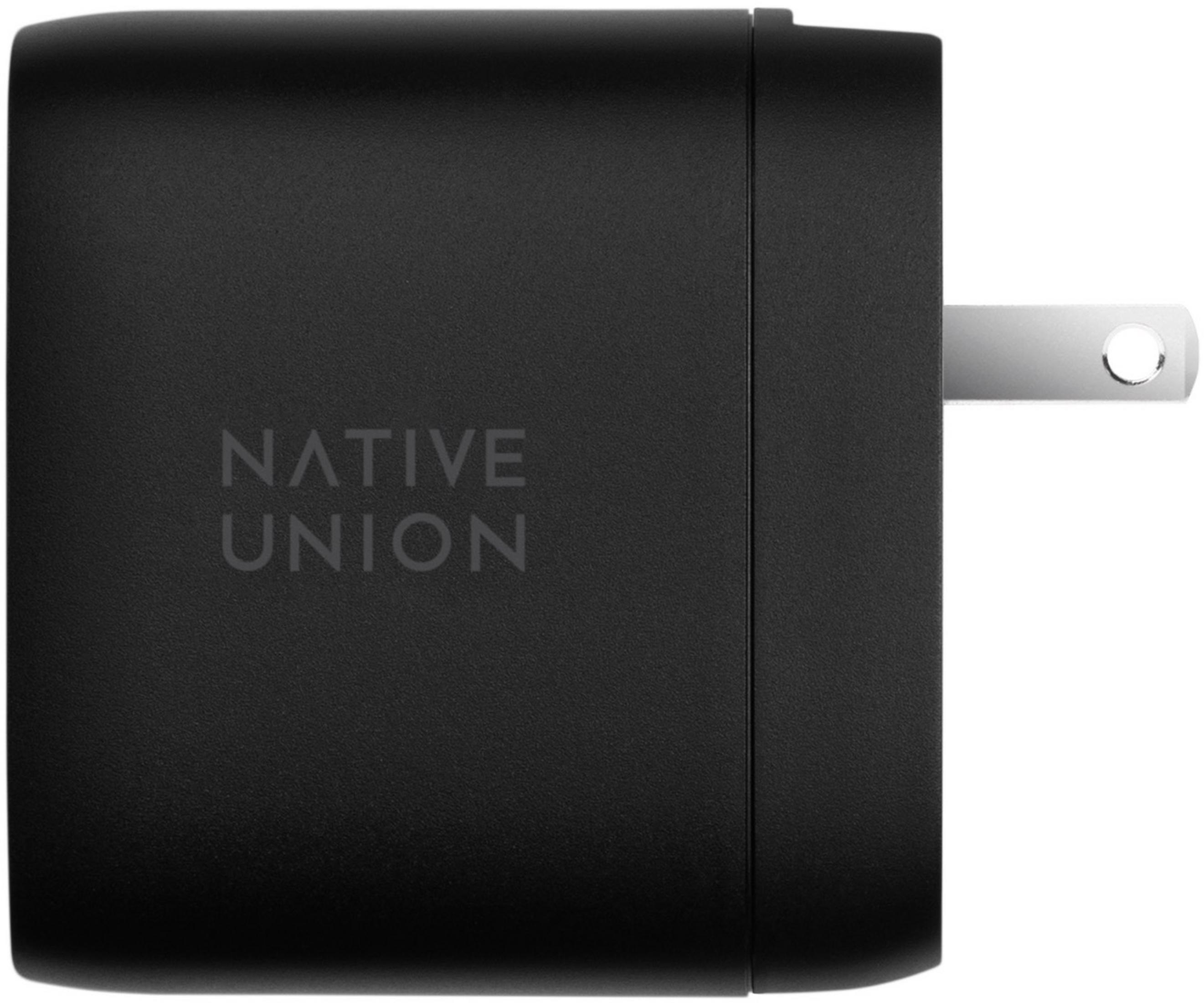 Adattatore di corrente nero con logo NATIVE UNION in rilievo e spina argentata.