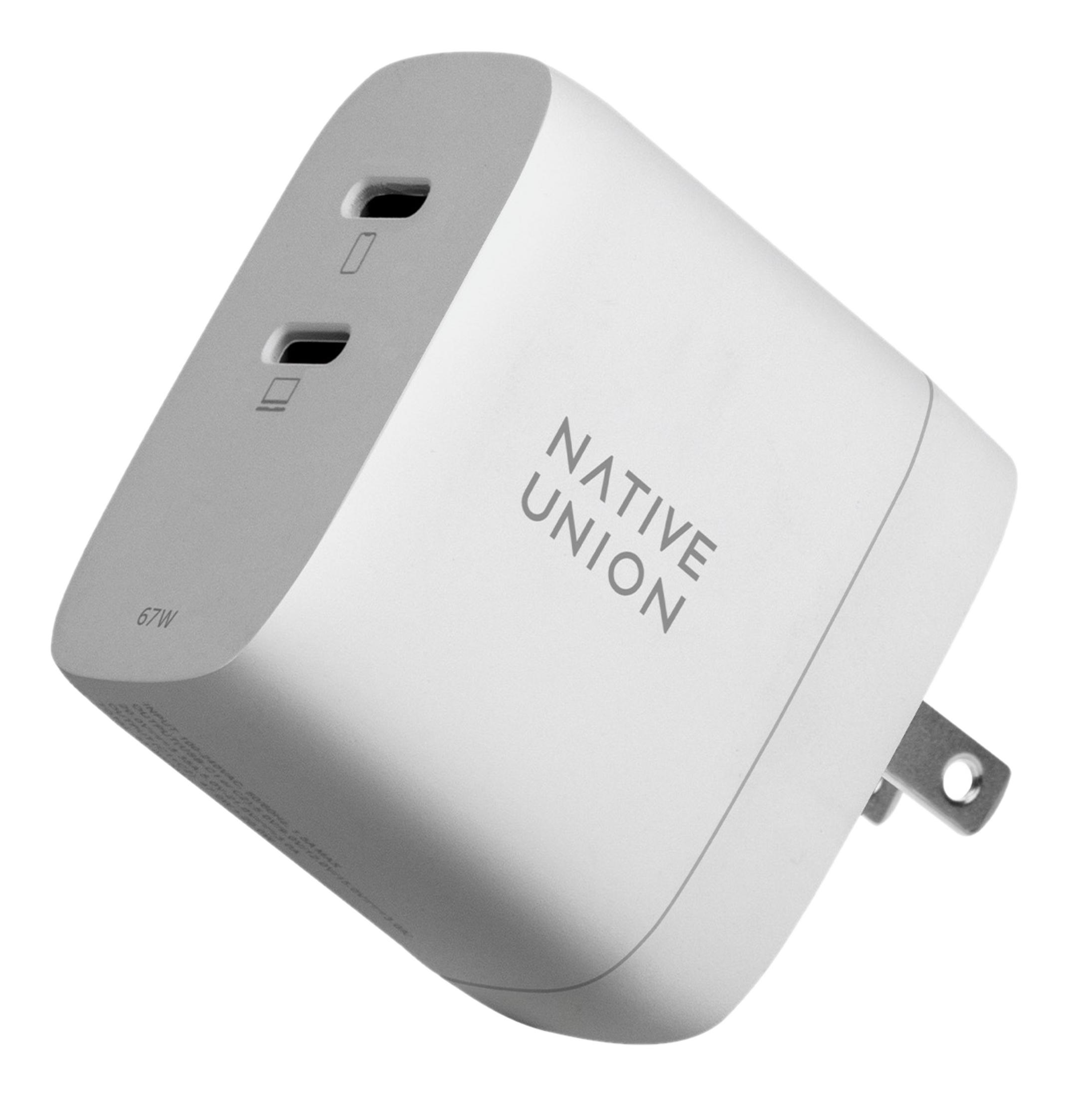 Ein weißer USB-C-Ladestecker mit zwei Anschlüssen und der Aufschrift "67W" und "NATIVE UNION".