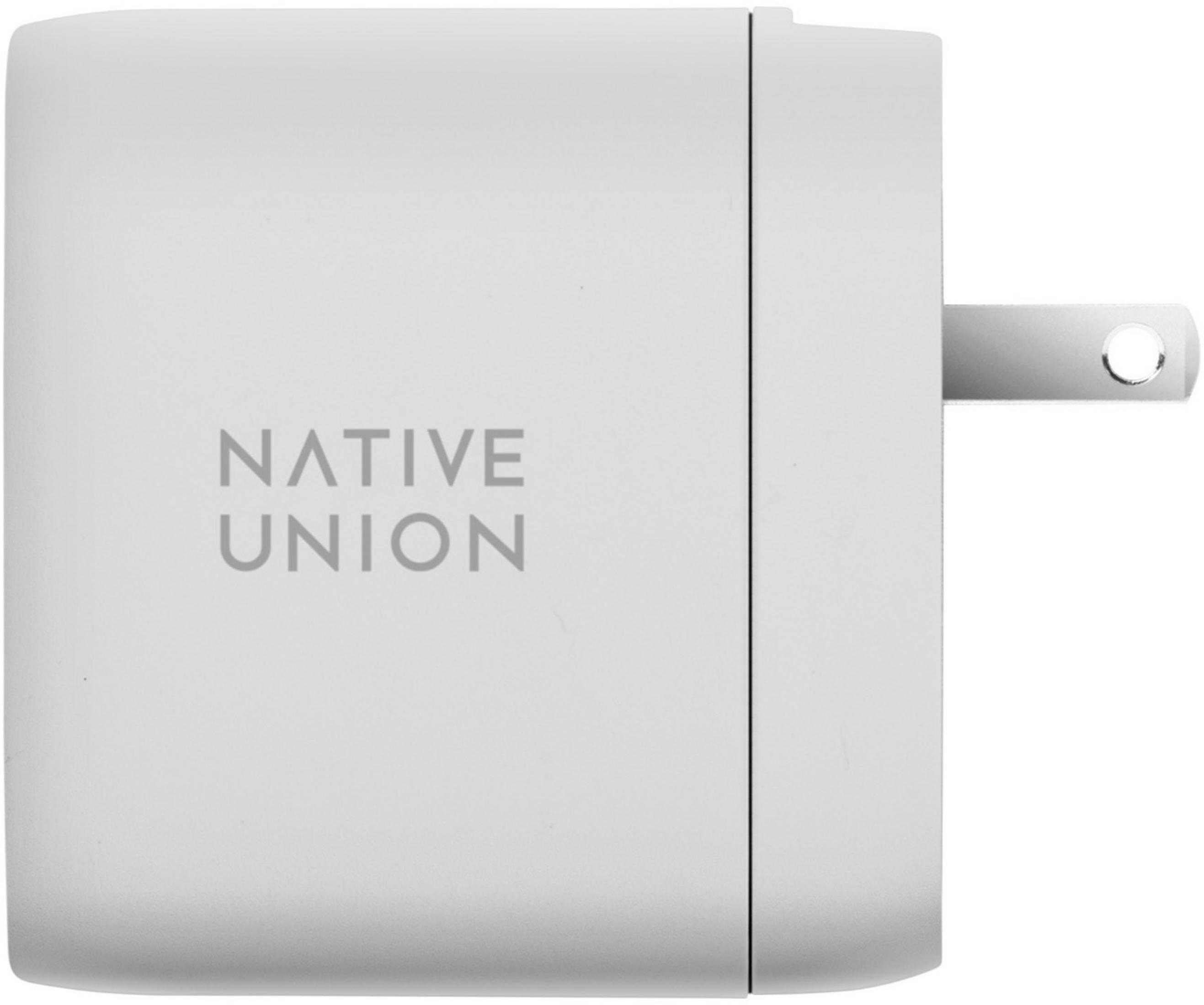 Ein weißer Native Union Netzsteckeradapter mit silbernen Metallstiften.