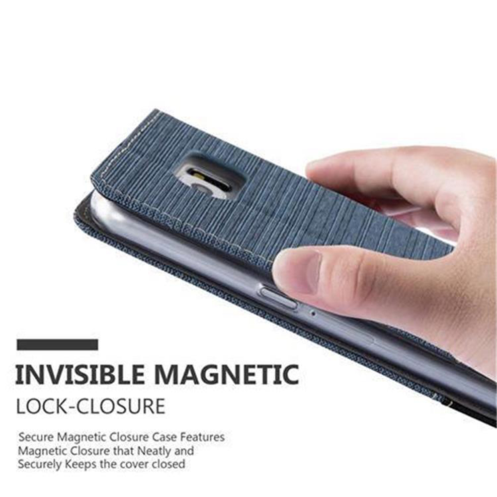 Una mano tiene una custodia blu per telefono con chiusura magnetica.