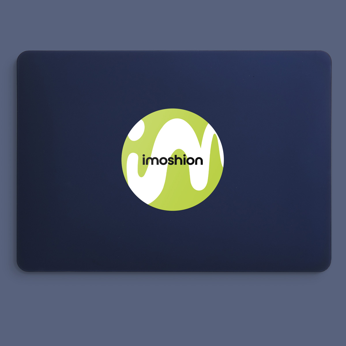 Donkerblauwe laptop met groen-wit "imoshion" logo op de klep.
