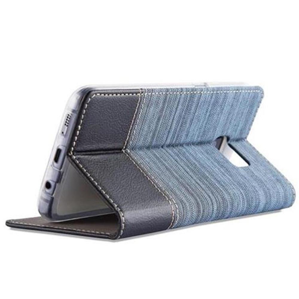 Una custodia a libro blu e grigia per smartphone, appoggiata su una superficie.