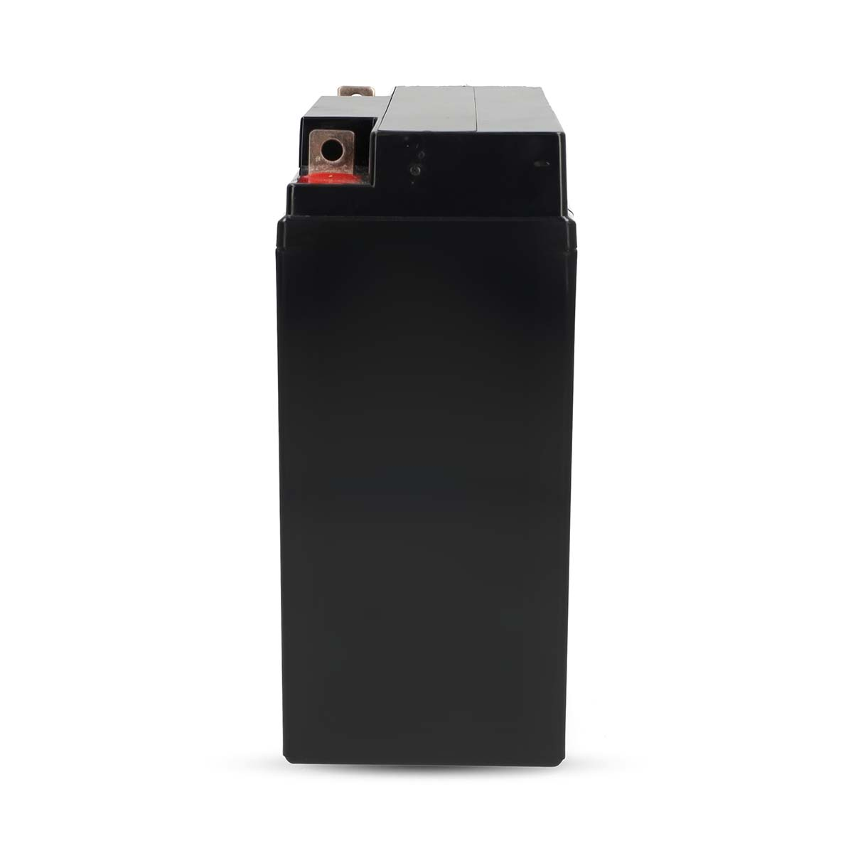 Una batteria nera con dettaglio terminale rosso, isolata su sfondo bianco.