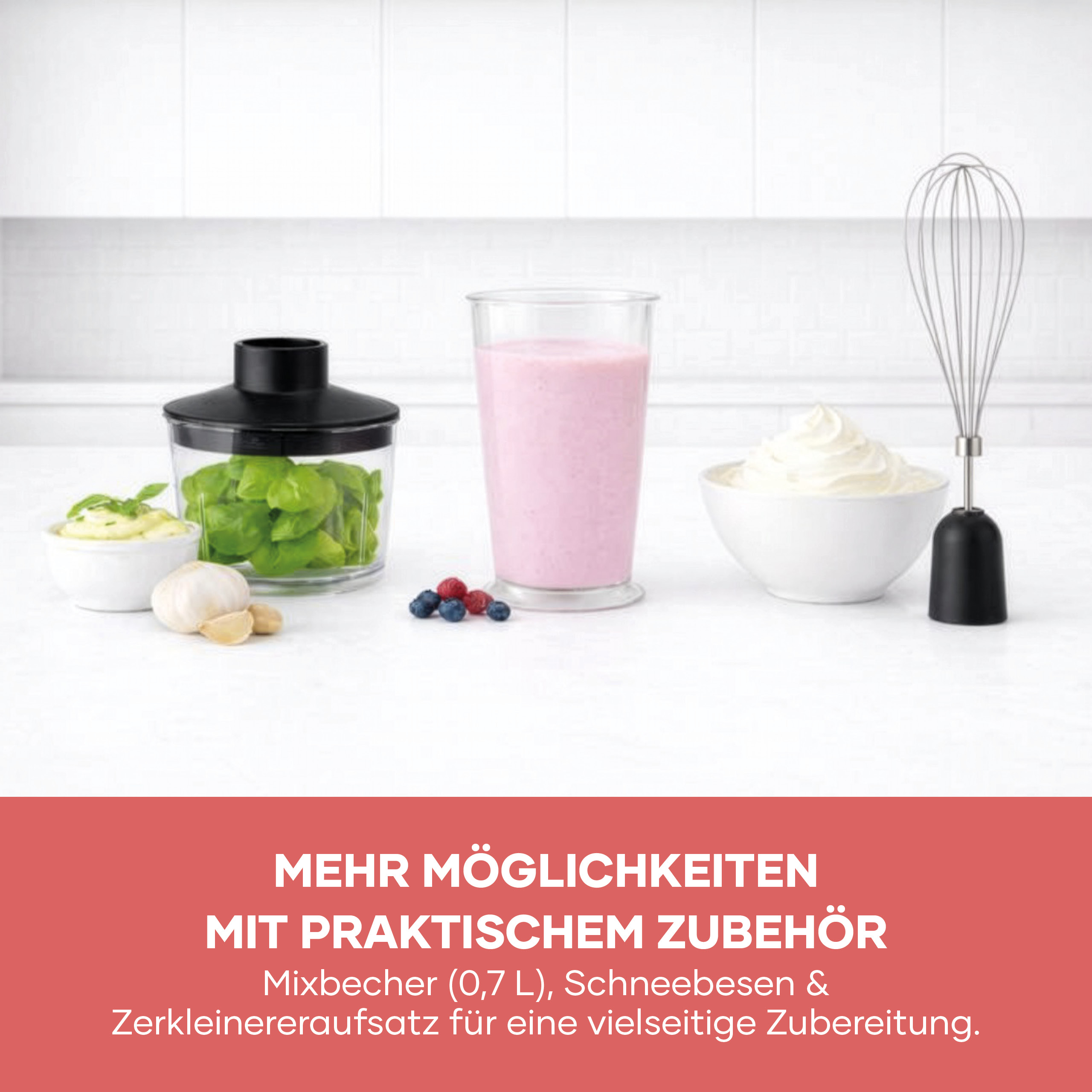 Accessori mixer: bicchiere, frusta, tritatutto con bacche, panna e salsa.