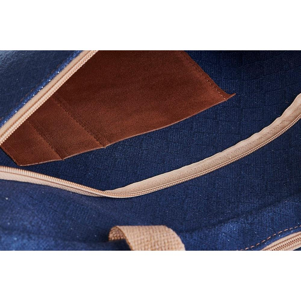 Kahverengi cepli, fermuarlı mavi kumaş çanta içi görünümü.