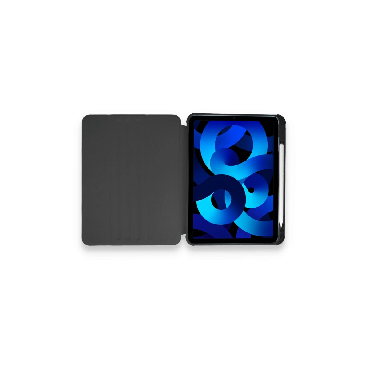 Mavi duvar kağıtlı açık tablet ve siyah kılıf. Bir kalem takılı.