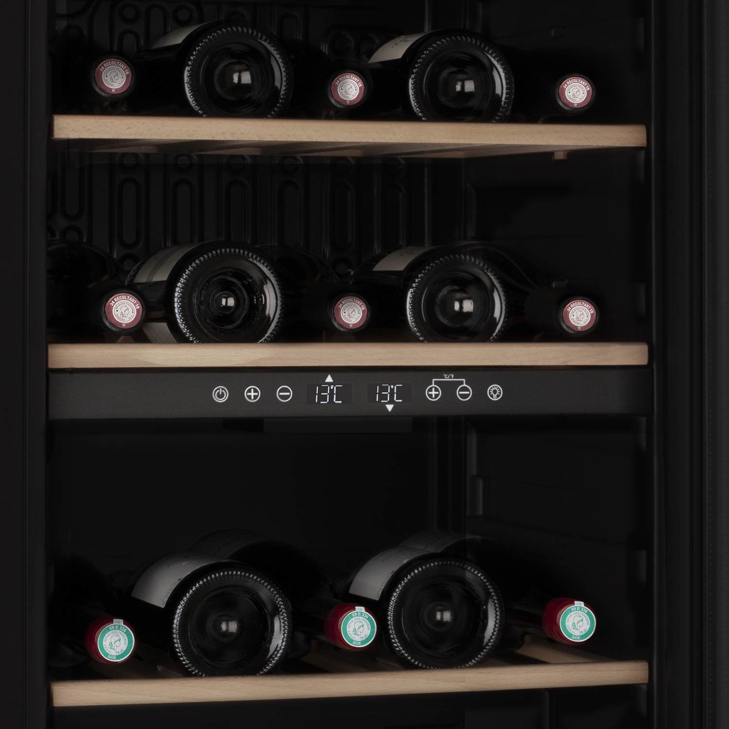 Ein Weinkühlschrank mit mehreren Regalen, auf denen Weinflaschen aufbewahrt werden.