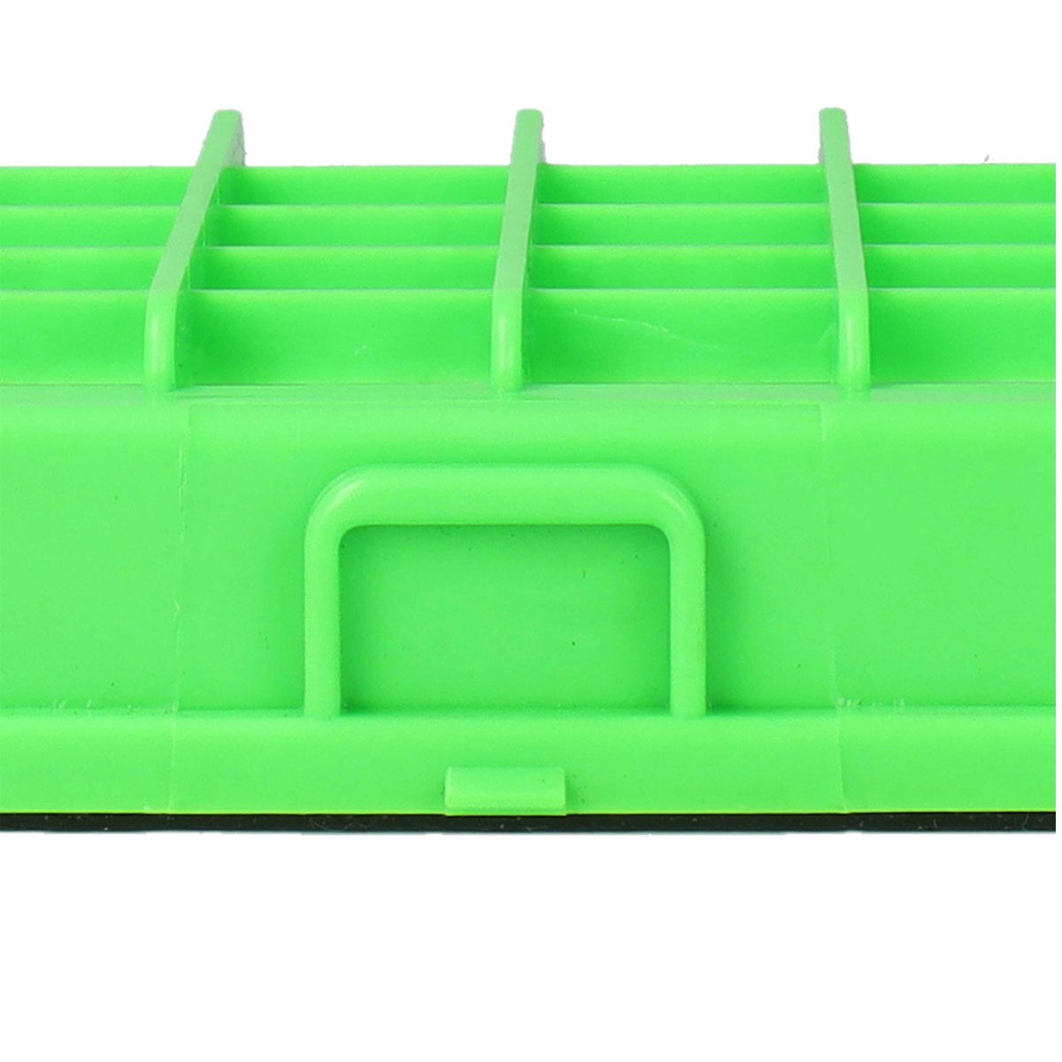 Grüner Plastikgriff mit horizontalen Rillen und einem U-förmigen Griff.