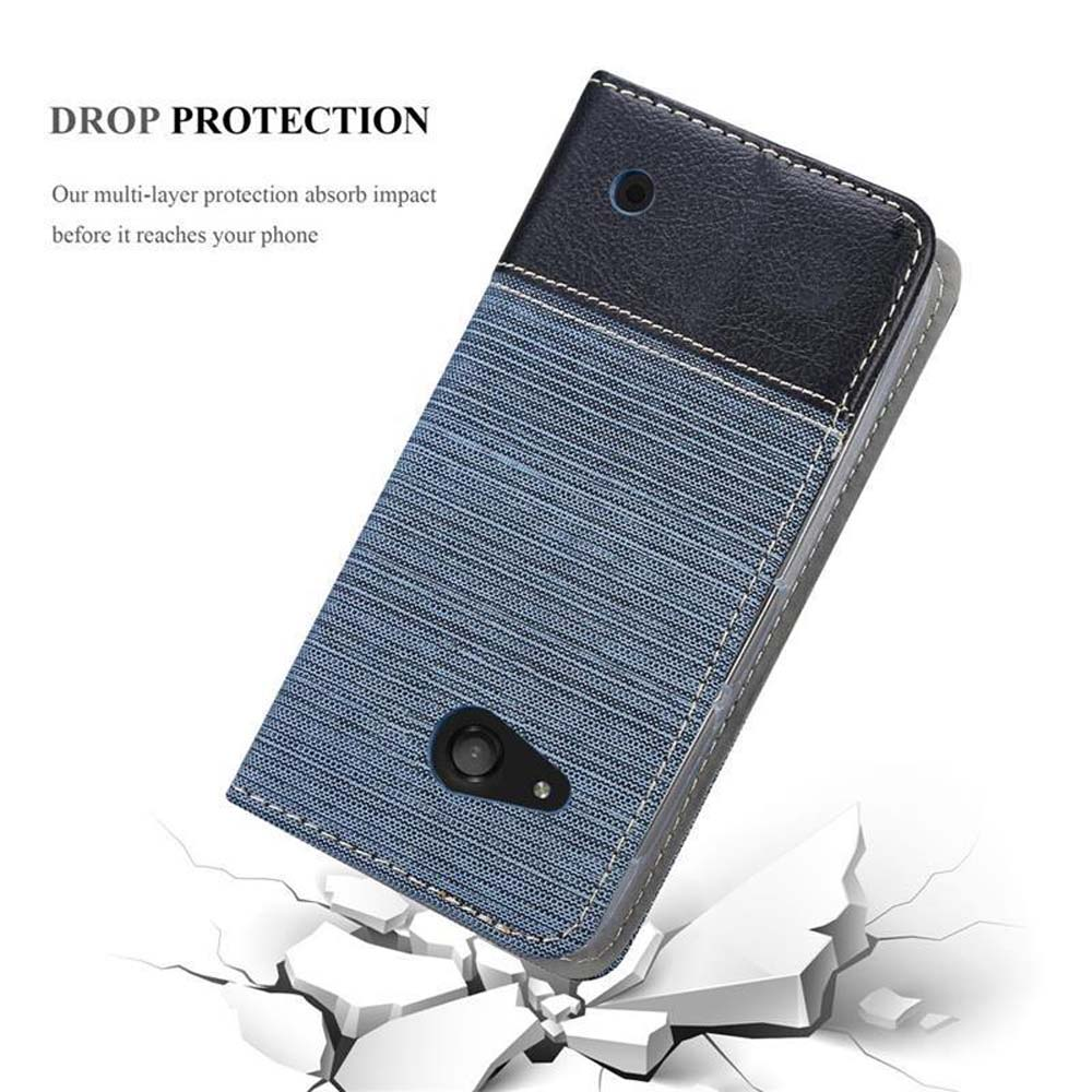 Una funda de teléfono de tela y cuero con recorte de cámara atraviesa bloques blancos.