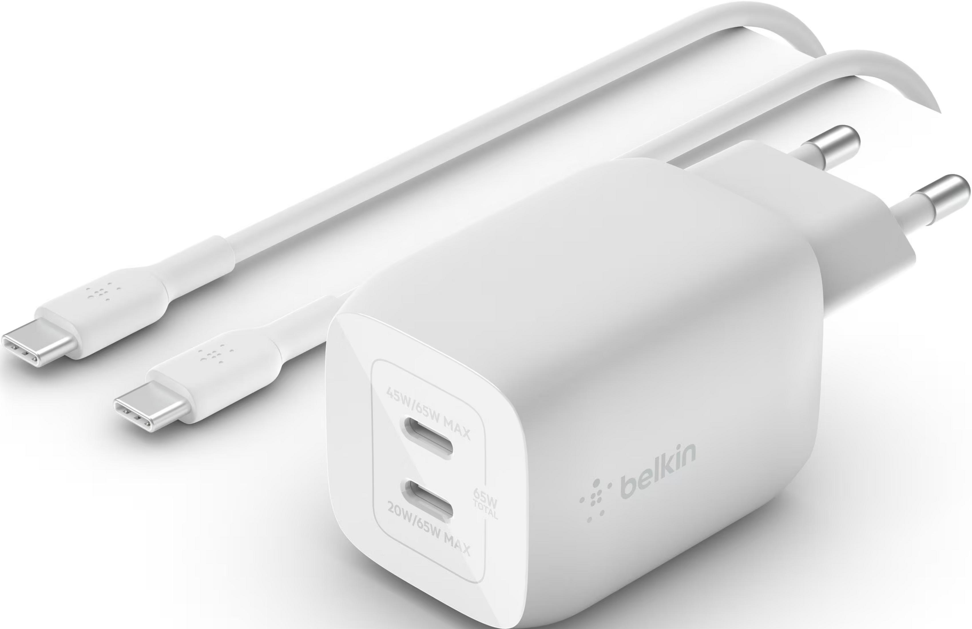 Un caricatore USB-C bianco Belkin a doppia porta con due cavi bianchi.