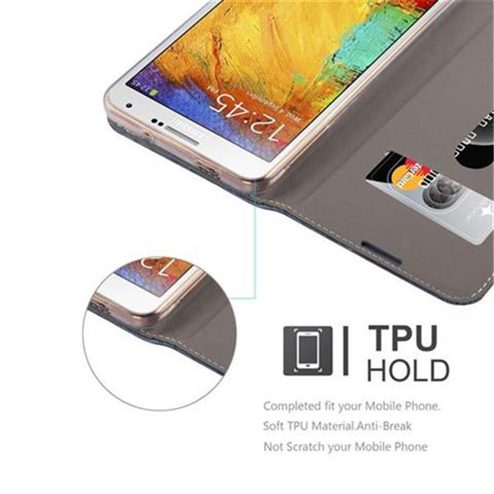 Uno smartphone bianco in una custodia a libro in pelle grigia aperta che tiene una carta di credito.