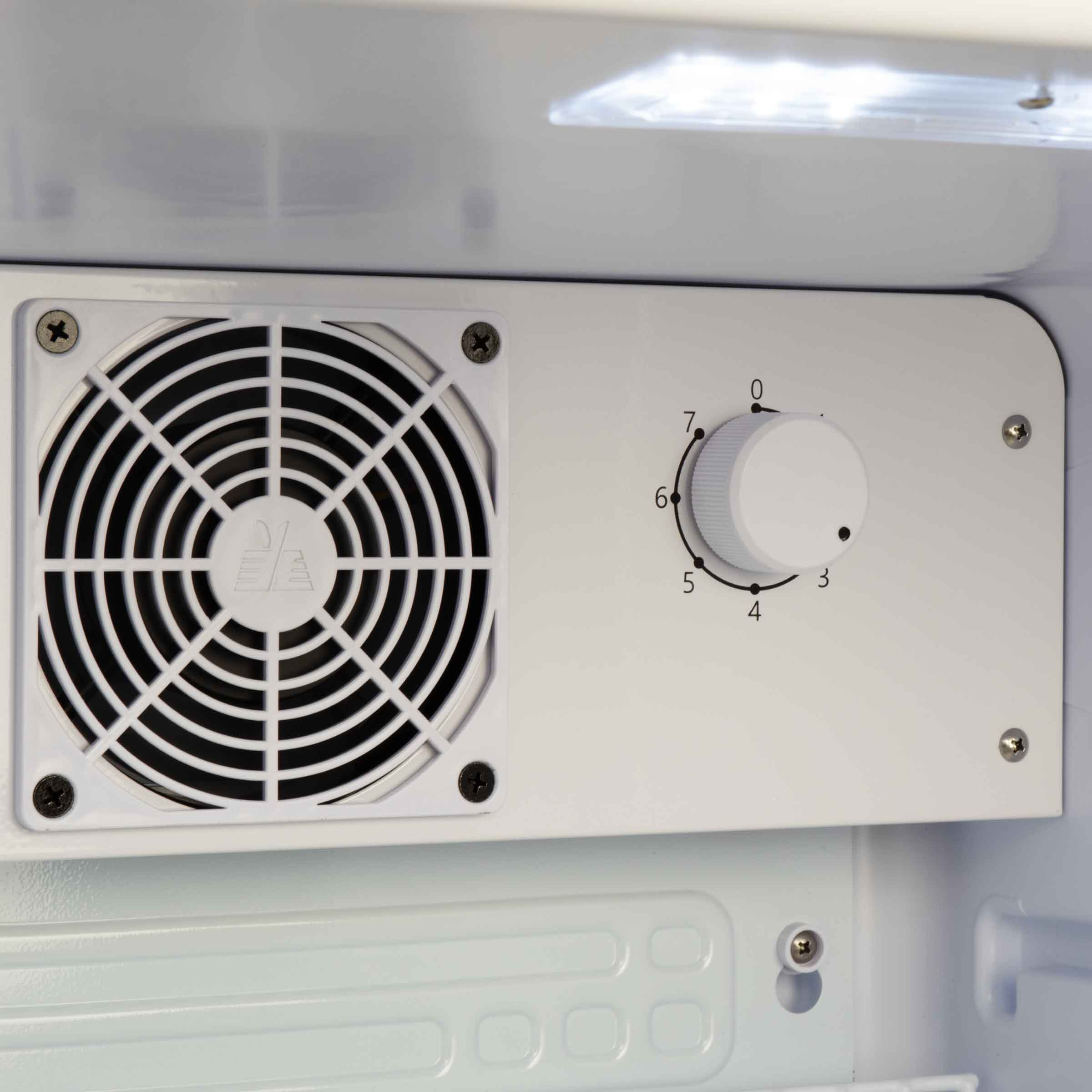 Een wit ventilatorrooster en een draaiknop genummerd 0 tot 7.