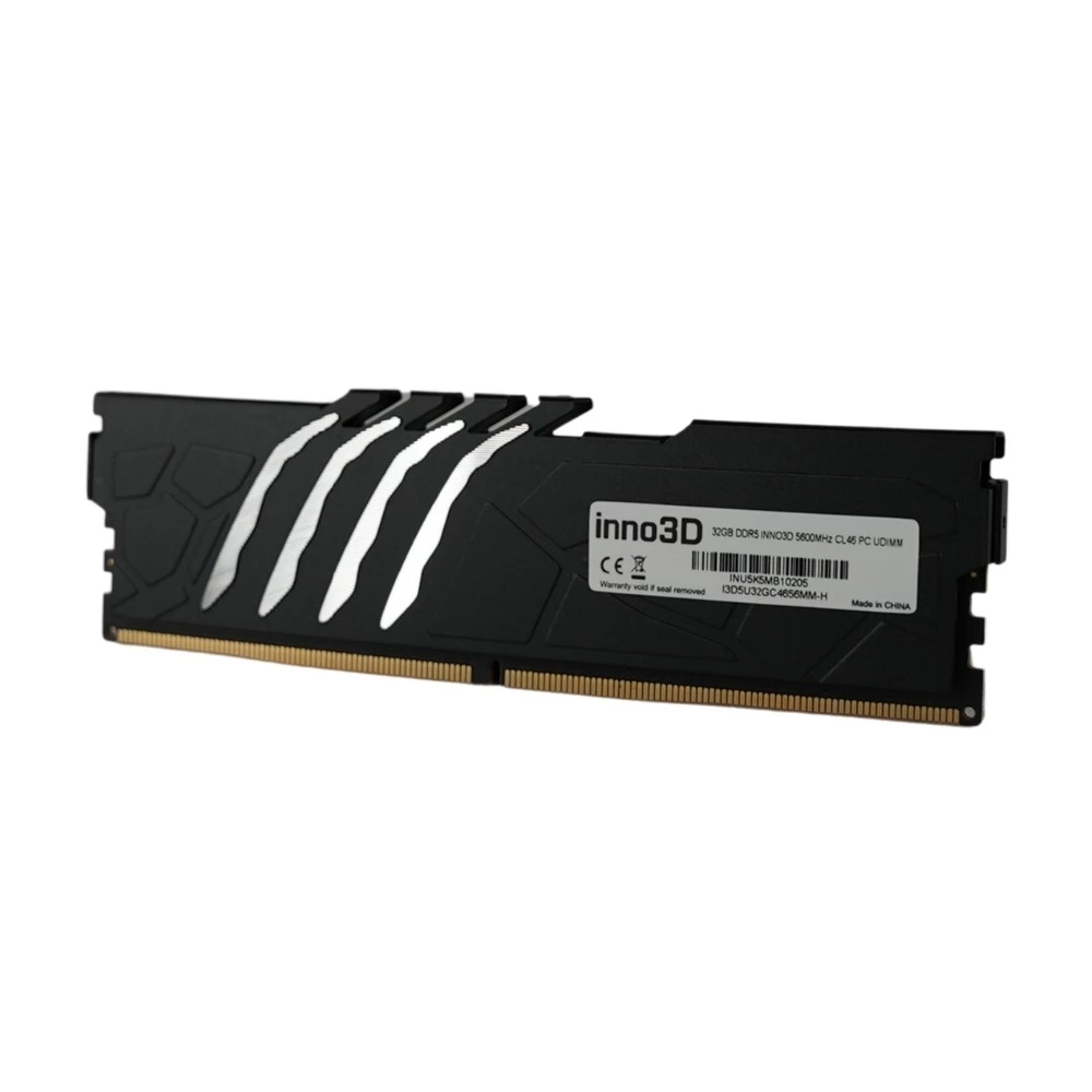 Gümüş vurgulu ve etiketli siyah DDR5 RAM modülü.