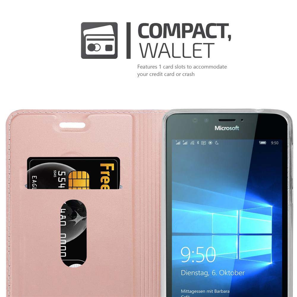 Una funda de teléfono tipo cartera rosa con una tarjeta y un smartphone con interfaz de Windows.