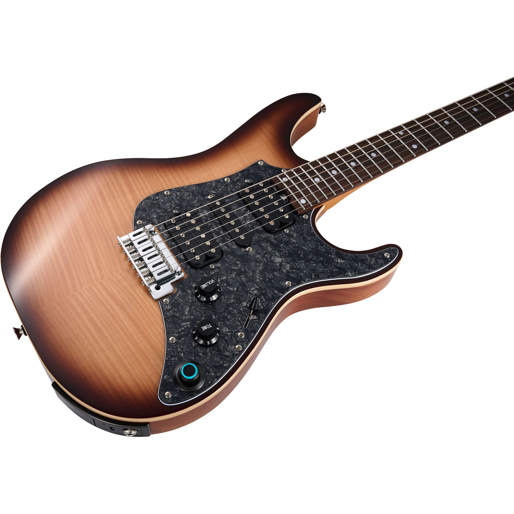 Siyah düğmeli ve gümüş köprülü kahverengi elektro gitar.