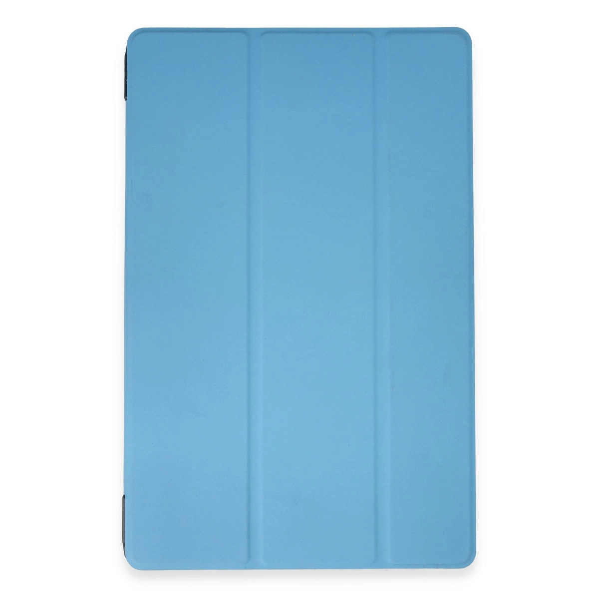 Üç dikey katlanmış açık mavi tablet kılıfı beyaz zeminde duruyor.