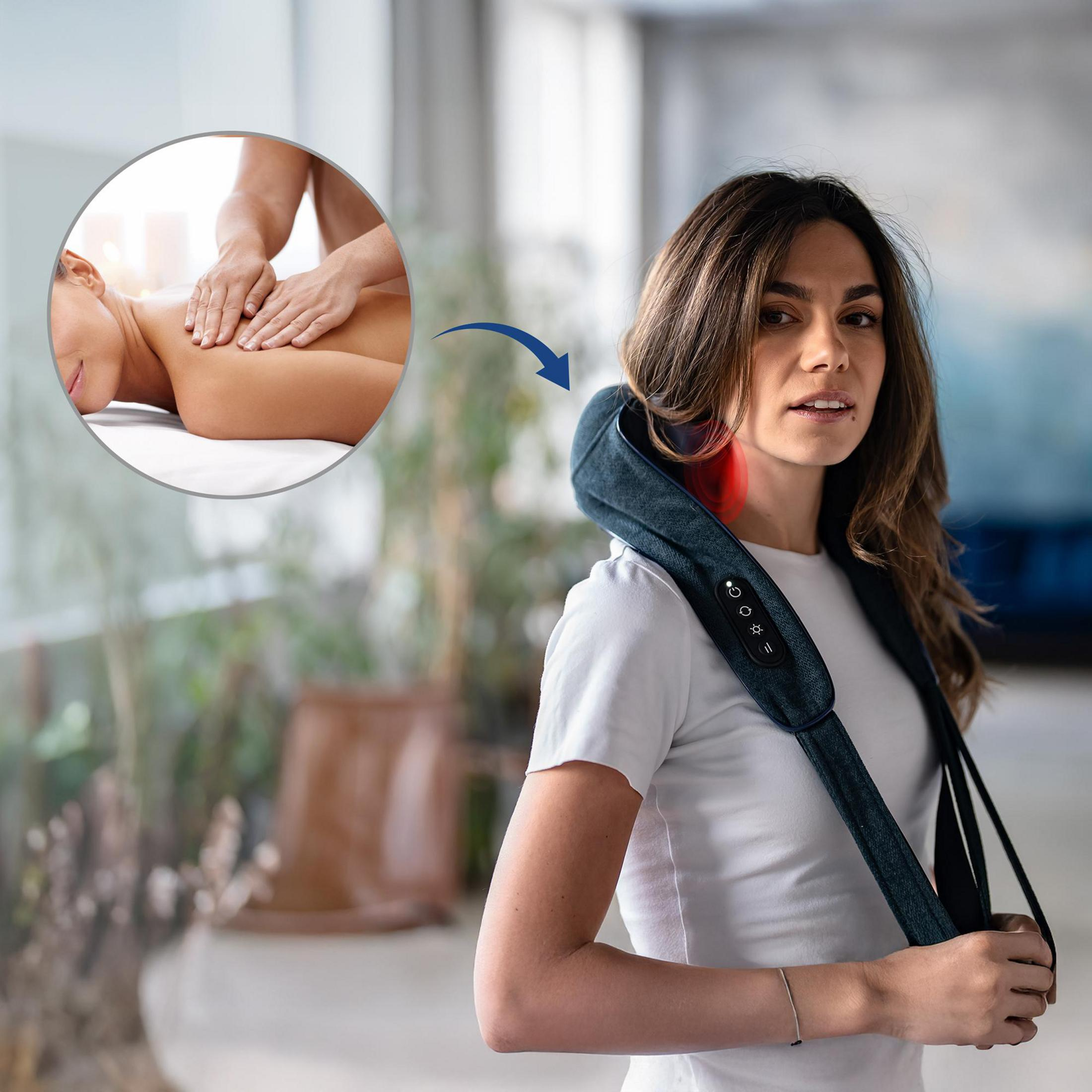 Mujer con masajeador de cuello, con inserto de masaje.