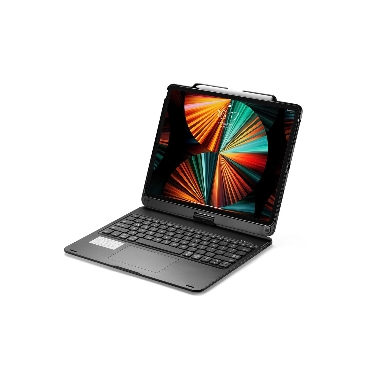 Klavyeli kılıfı olan siyah tablet, ekrana takılı kalem, beyaz arka plan üzerinde.