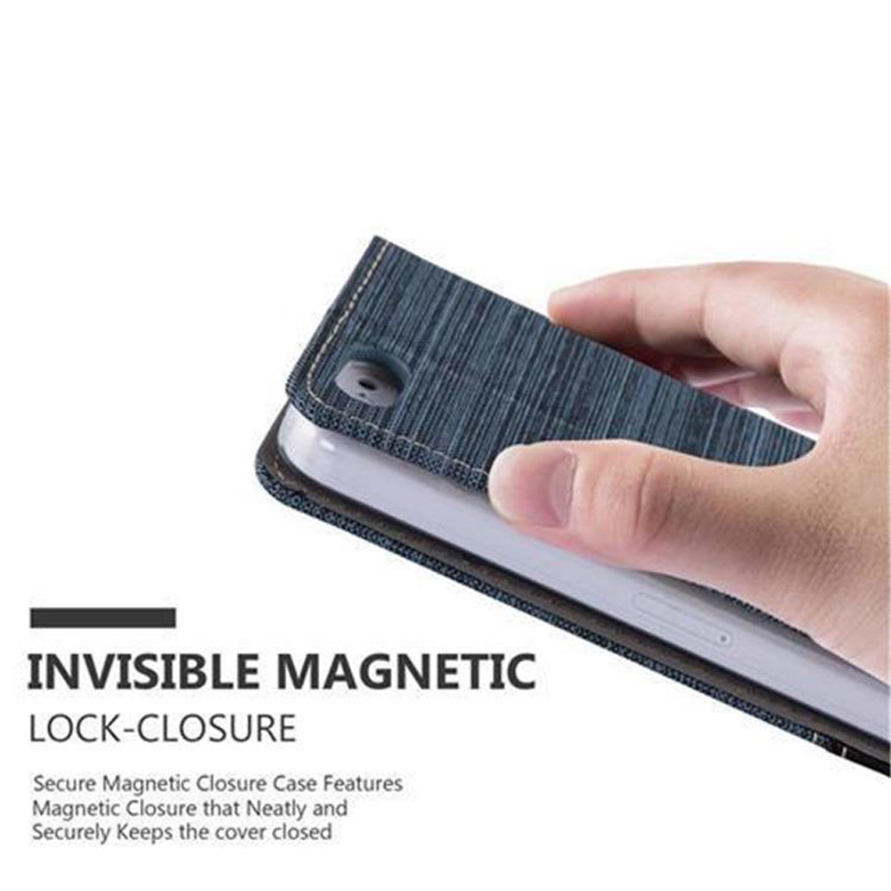 Una mano sujeta una funda de teléfono de cierre magnético azul.