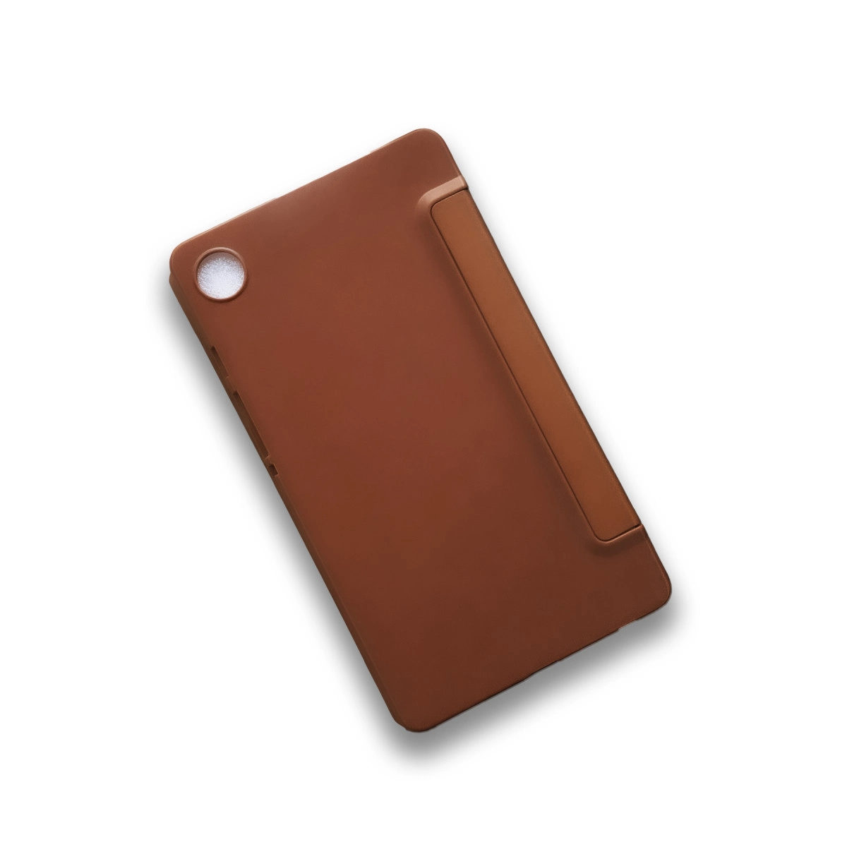 Beyaz zeminde duran kahverengi tablet kılıfı.