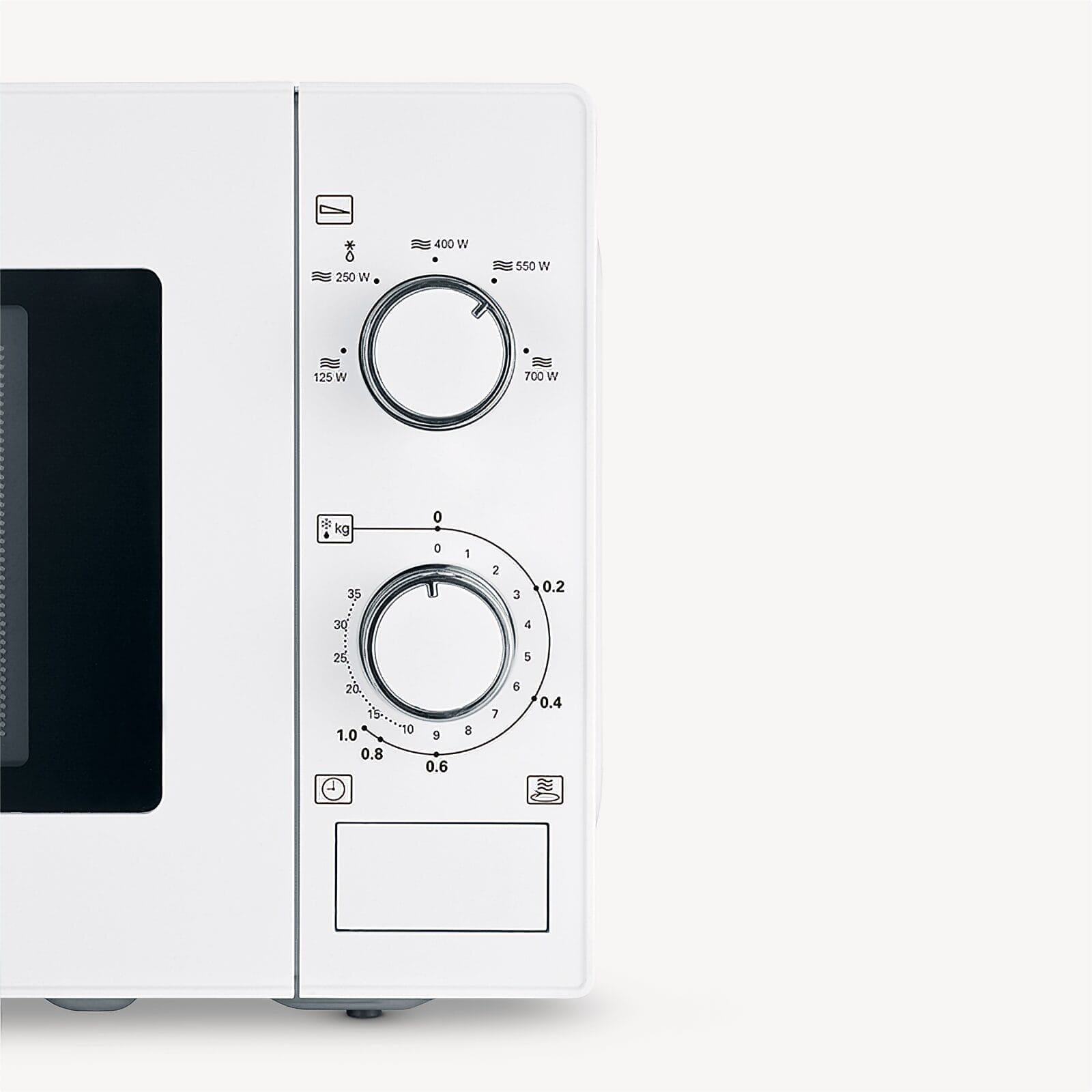 Primo piano di un forno a microonde bianco con due manopole e pulsanti.