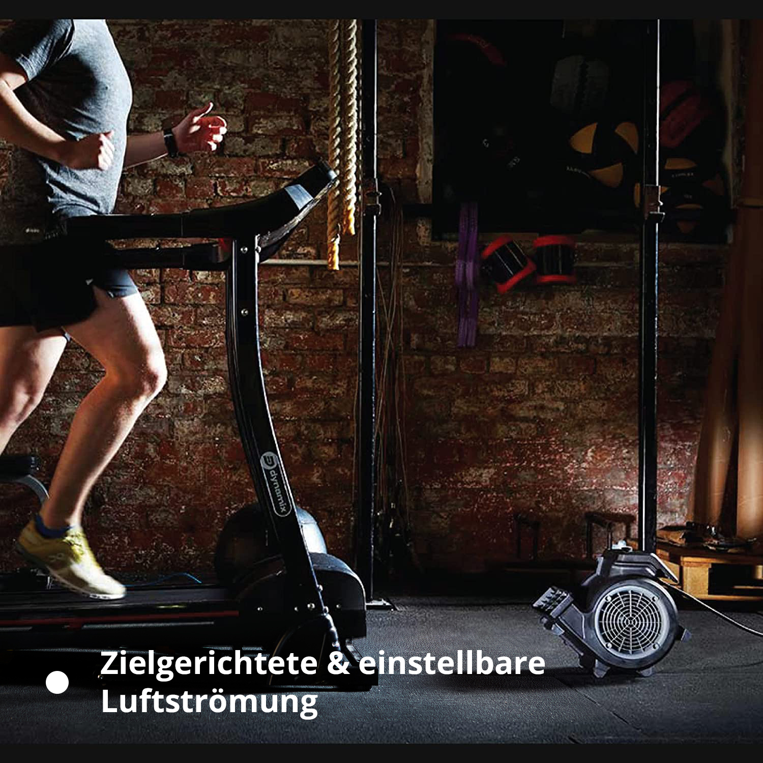 Mann läuft auf Laufband in Fitnessstudio mit Ziegelwand und Ausrüstung.