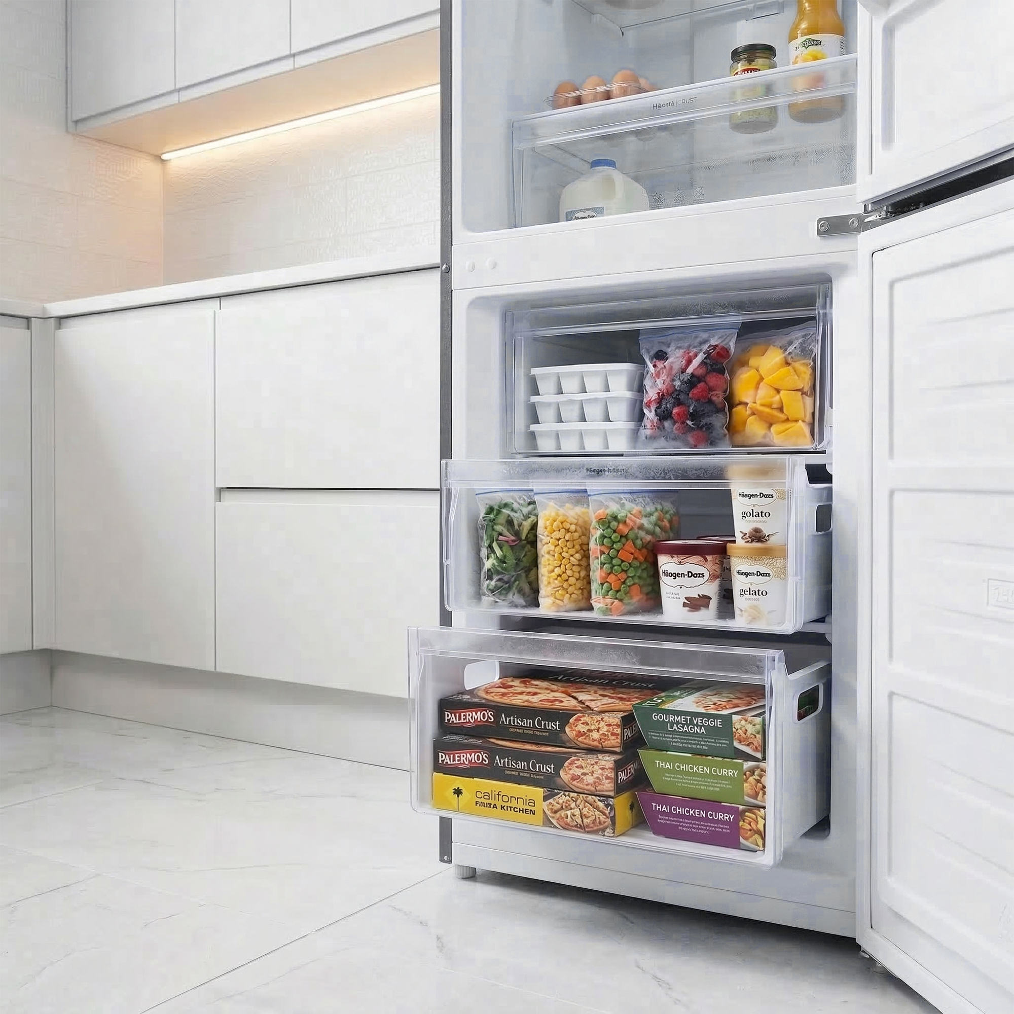 Open vriezer met voedsel: eieren, melk, bessen, mango, groenten, ijs en pizza's.
