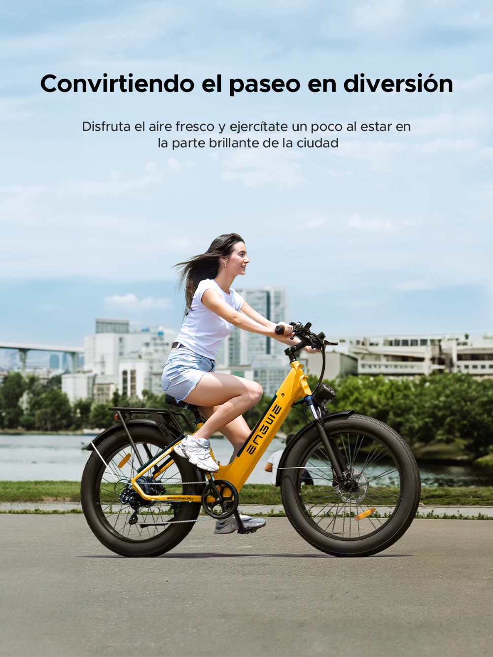Una mujer monta una e-bike amarilla en la ciudad, con edificios de fondo.